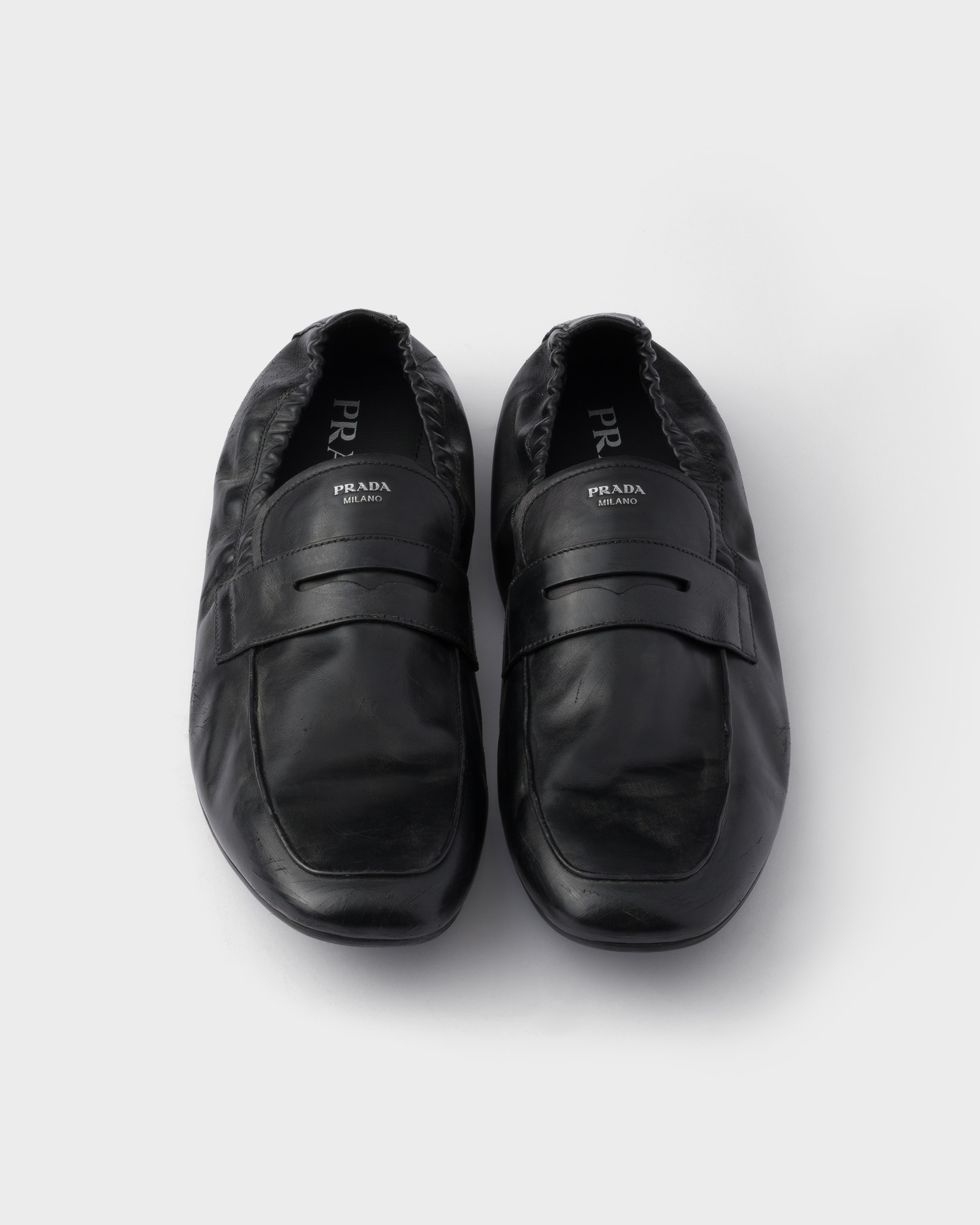 ブラック プラダ シャッフル アンティークレザー ローファー | PRADA