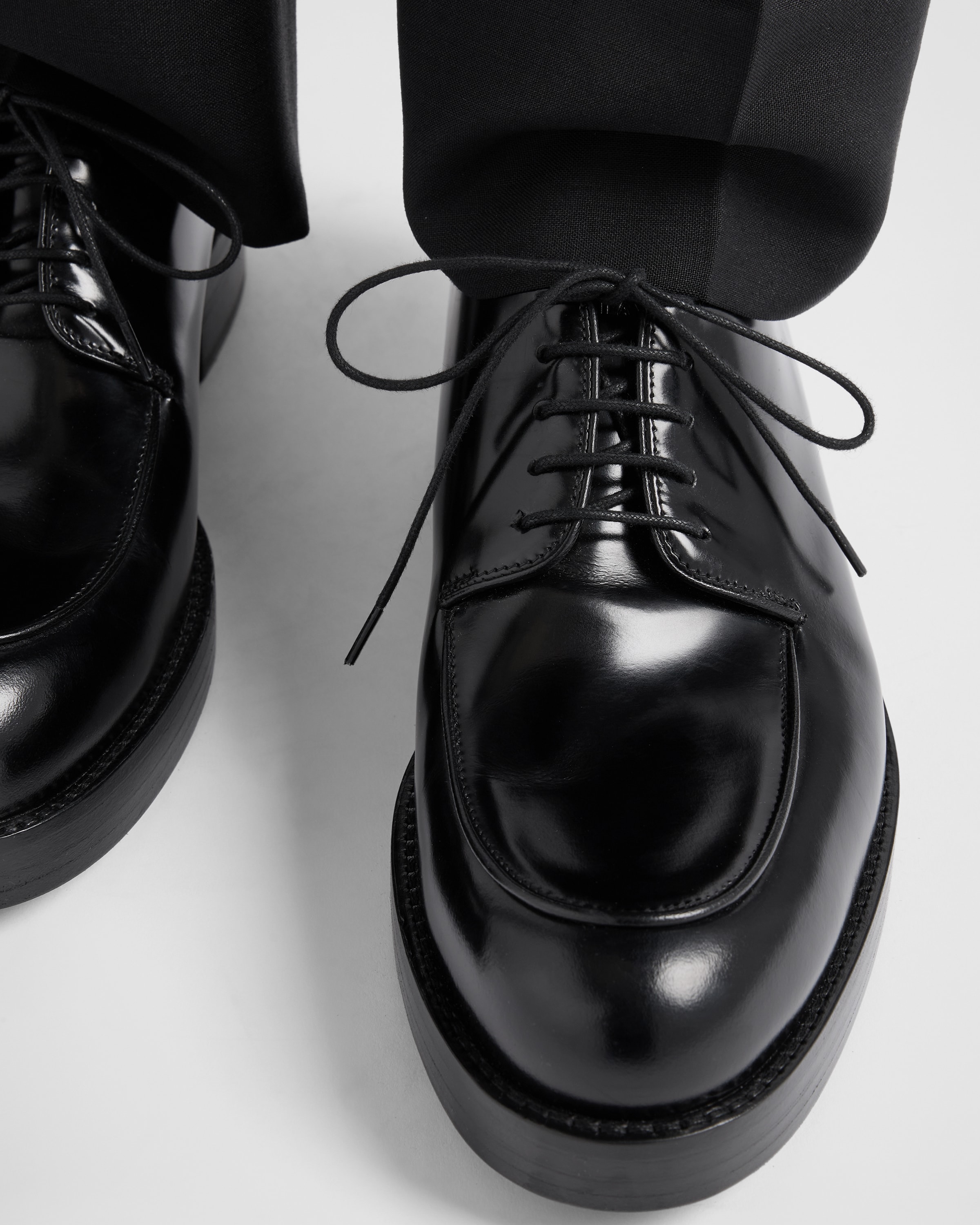Prada Lace-up Shoes In Patent Leather In Schwarz