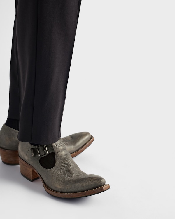 Antiqued leather shoes with buckle Antiqued leather shoes with buckle