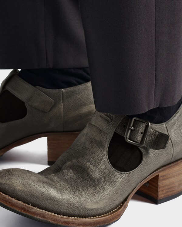 Antiqued leather shoes with buckle Antiqued leather shoes with buckle