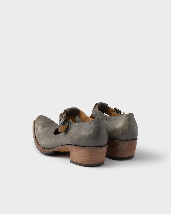 Antiqued leather shoes with buckle Antiqued leather shoes with buckle