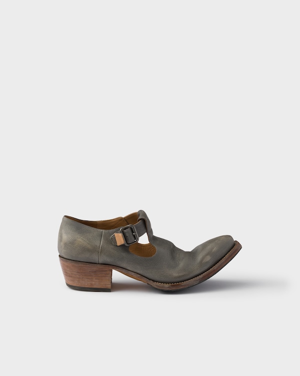Antiqued leather shoes with buckle Antiqued leather shoes with buckle