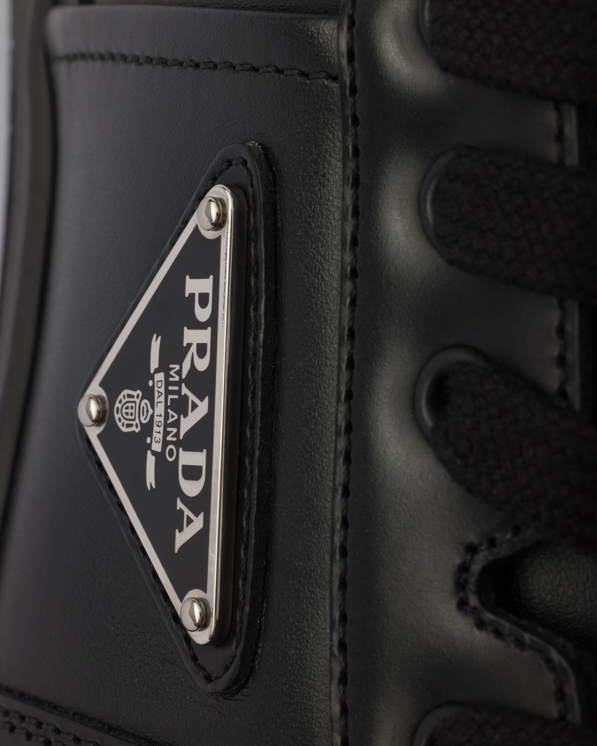 ブラック プラダ ダウンタウン レザー スニーカー | PRADA - 日本