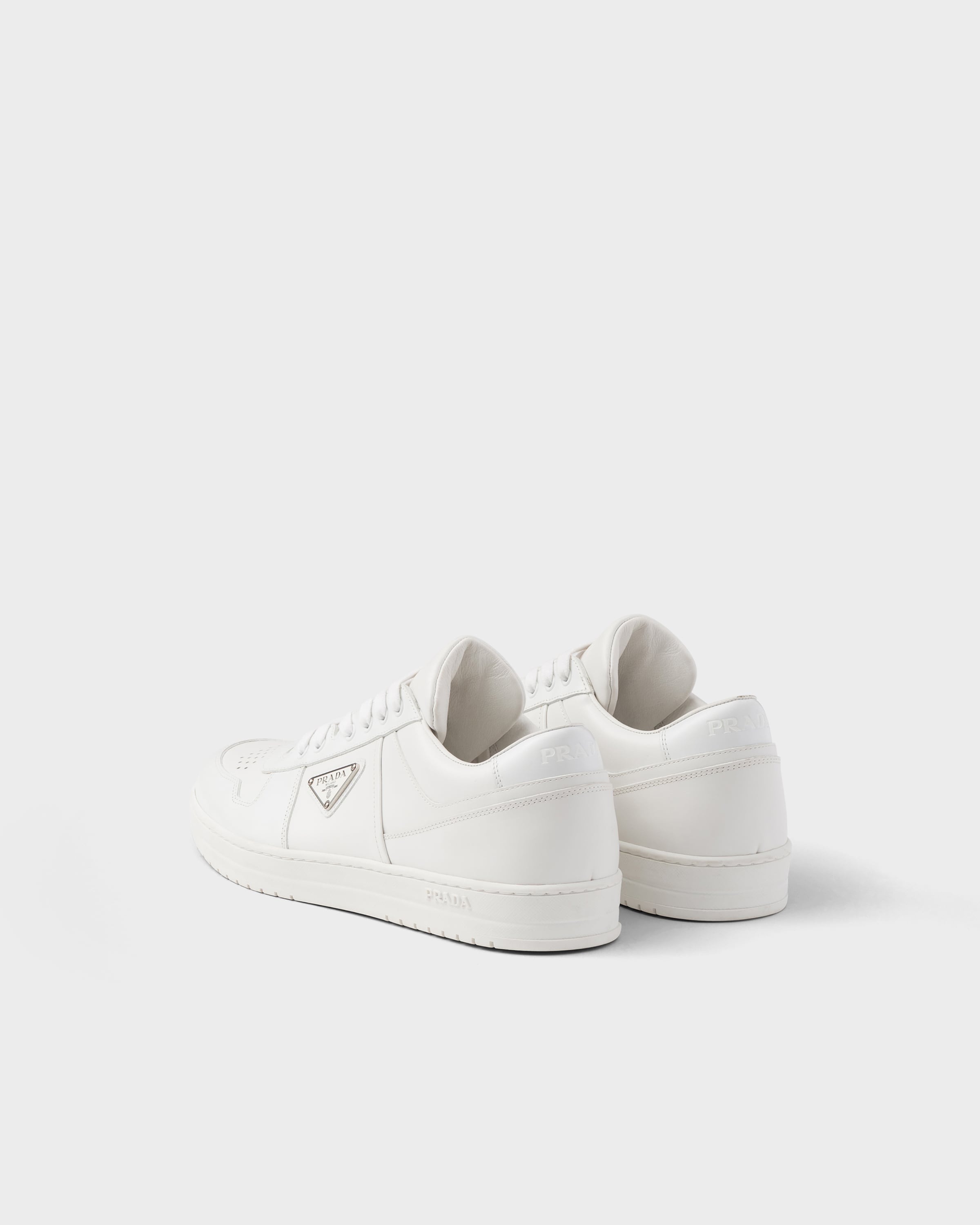 ホワイト プラダ ダウンタウン レザー スニーカー | PRADA - 日本