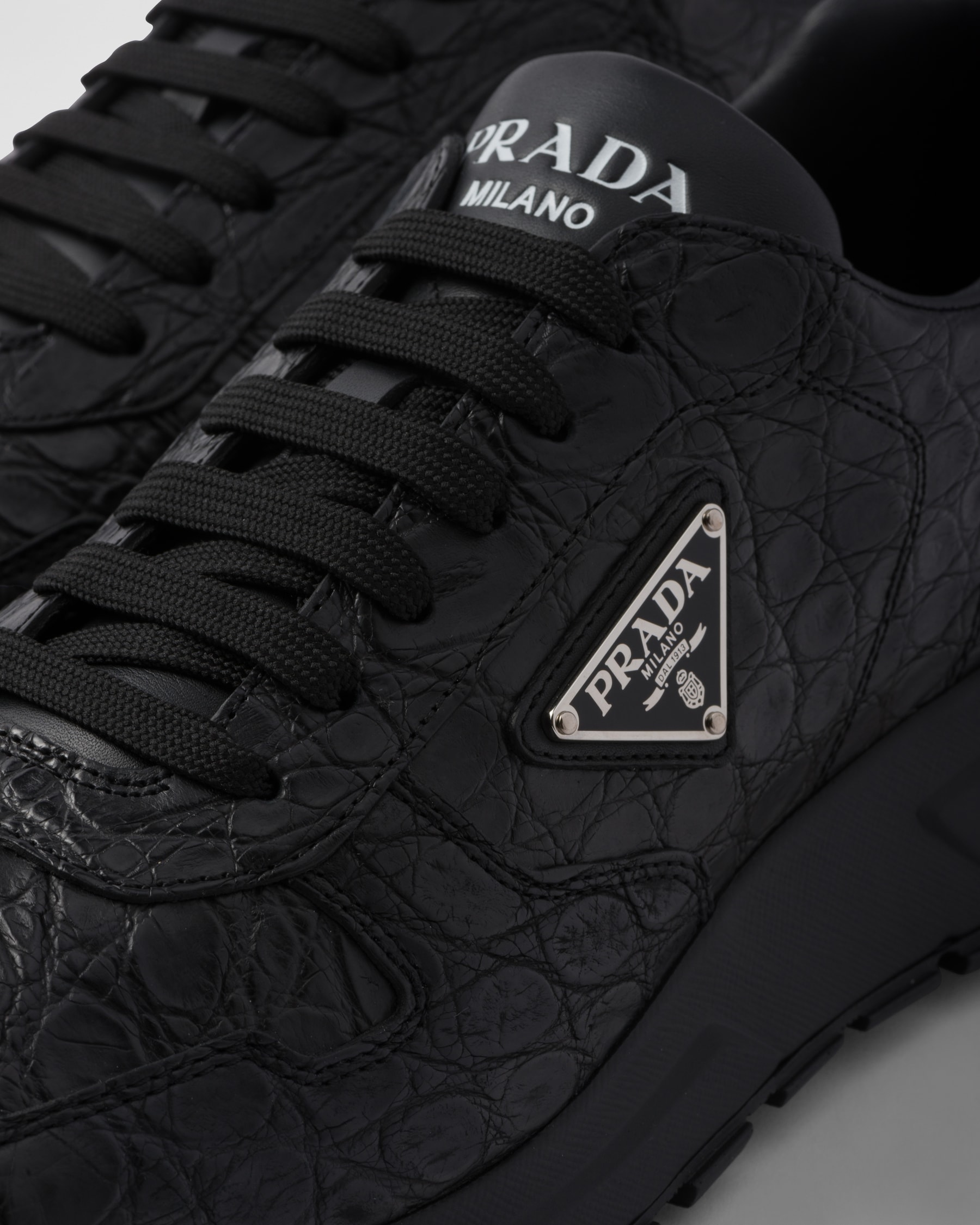 黑色 Prax 01鳄鱼皮革运动鞋 | PRADA - 中国