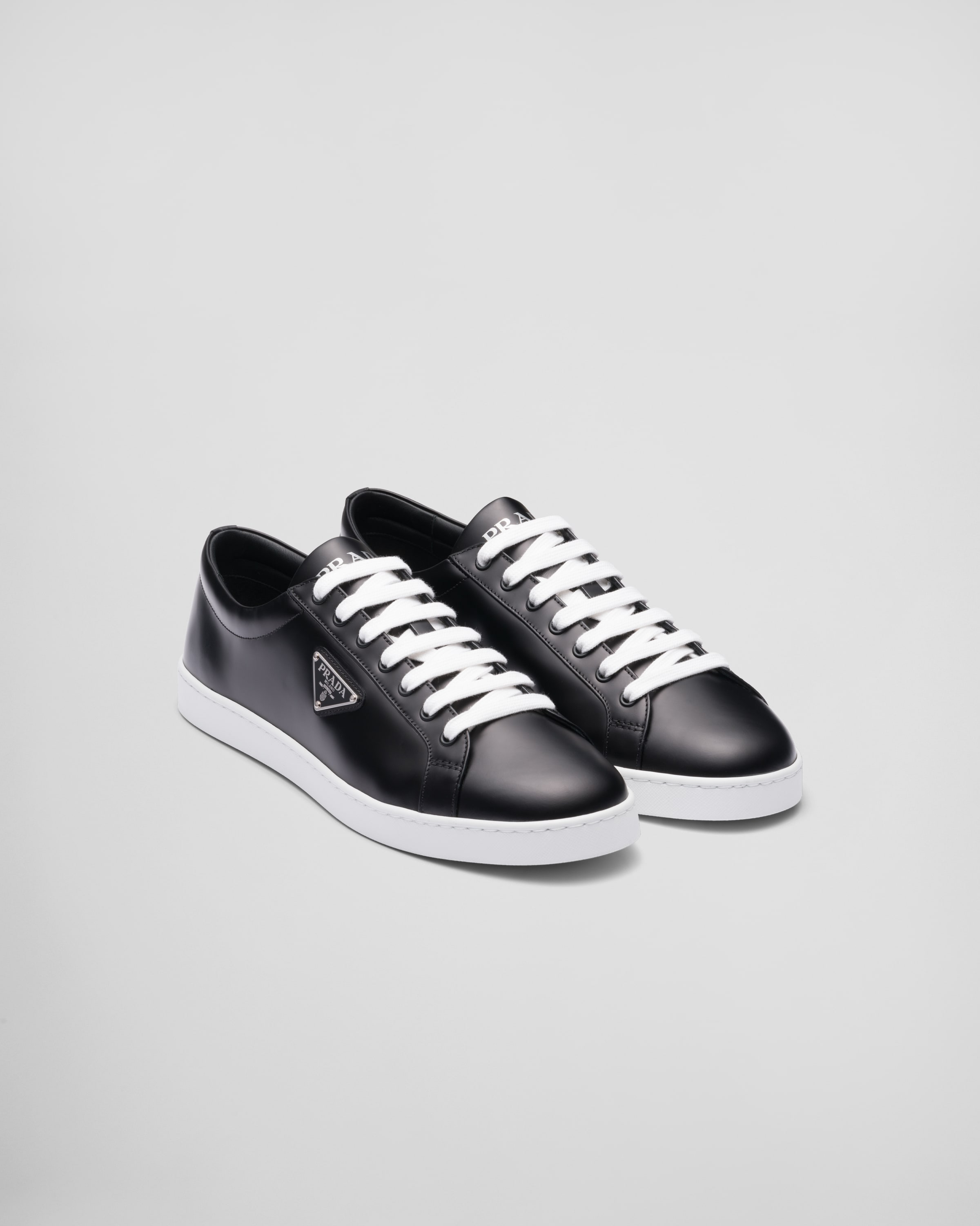 Actualizar 53+ imagen prada black leather sneakers