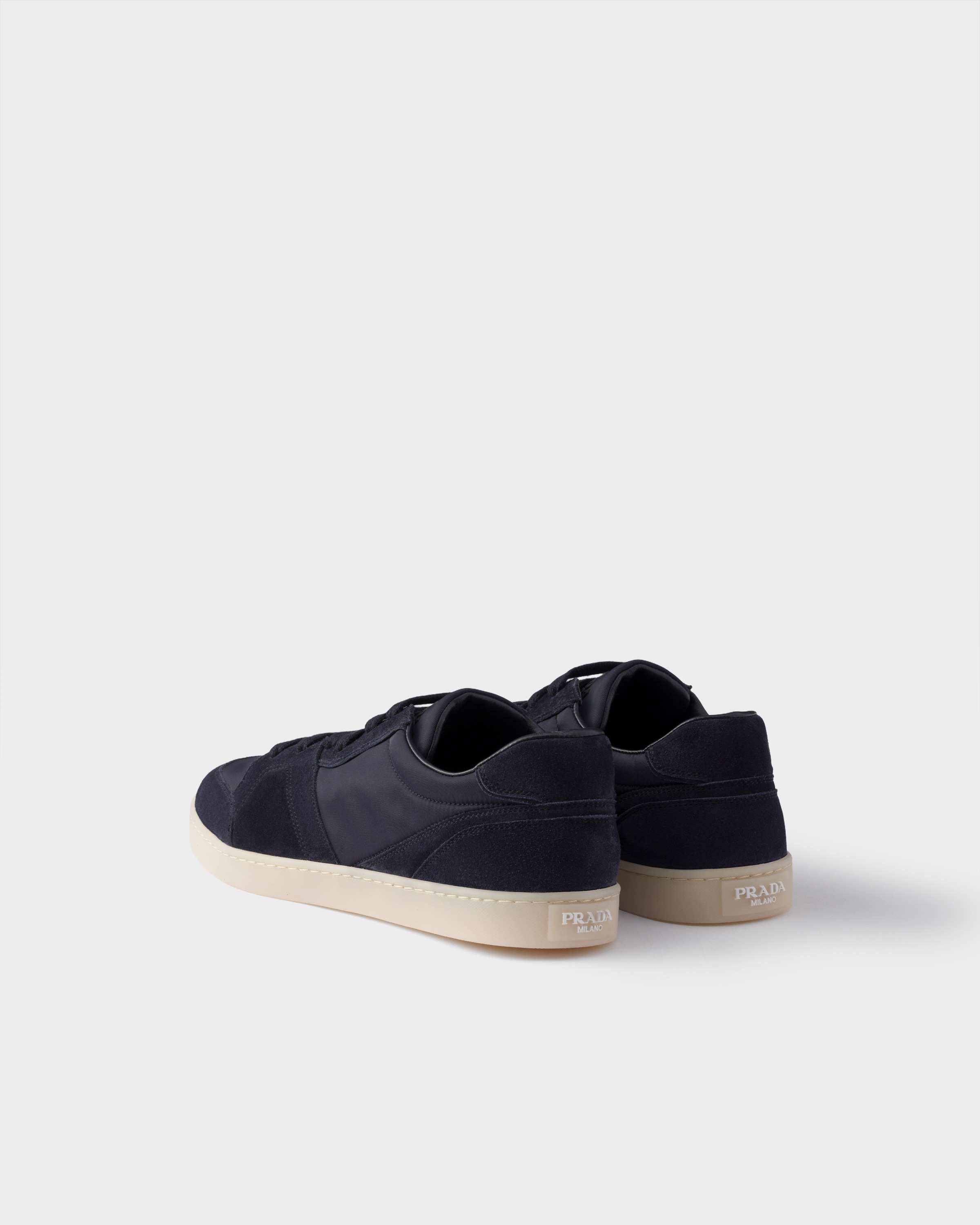 PRADA 軽量 スニーカー 上品 ランクスエード ネイビー Navy Suede and Re-Nylon sneakers | PRADA