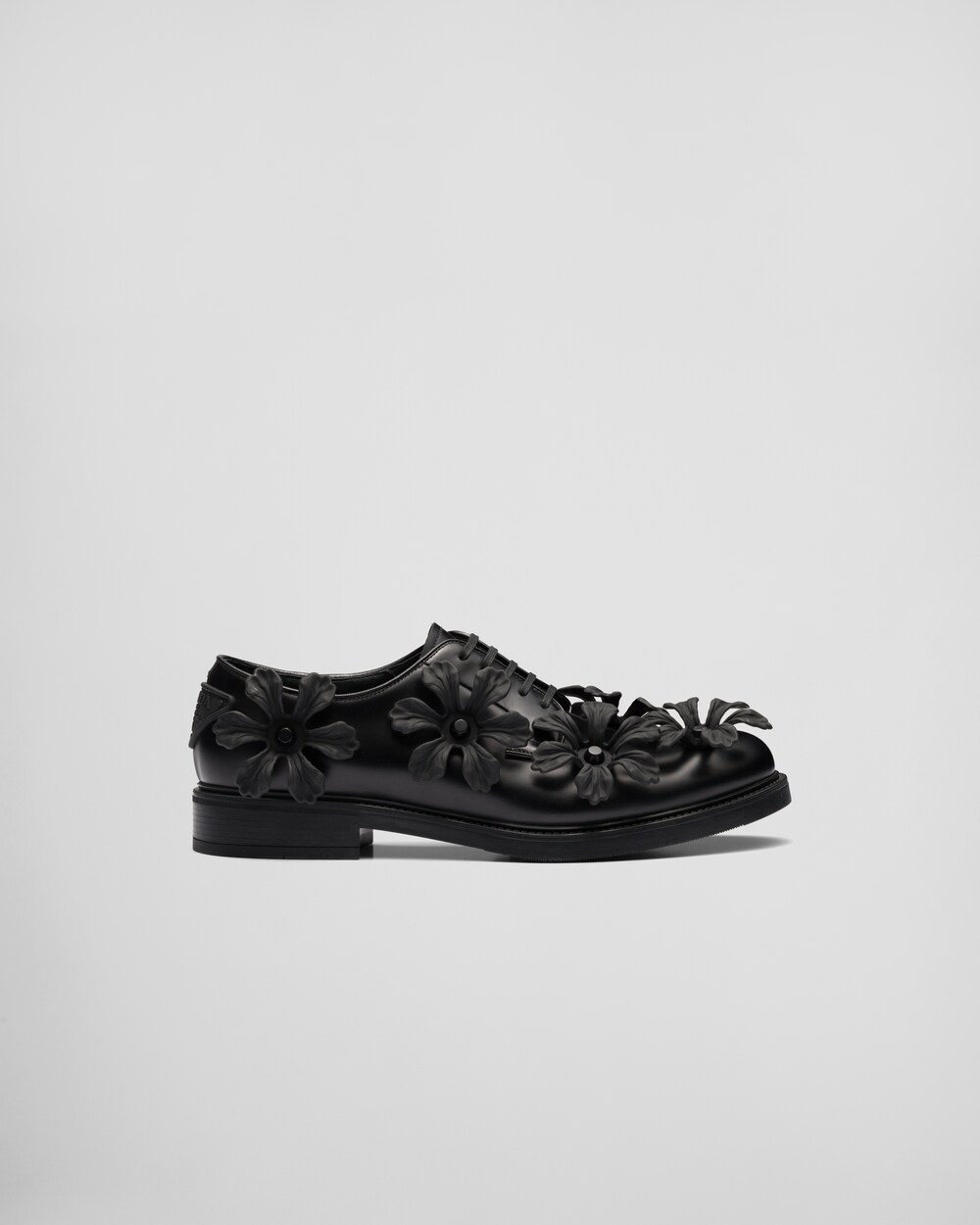 Stringate in pelle spazzolata con applicazioni Nero | Prada