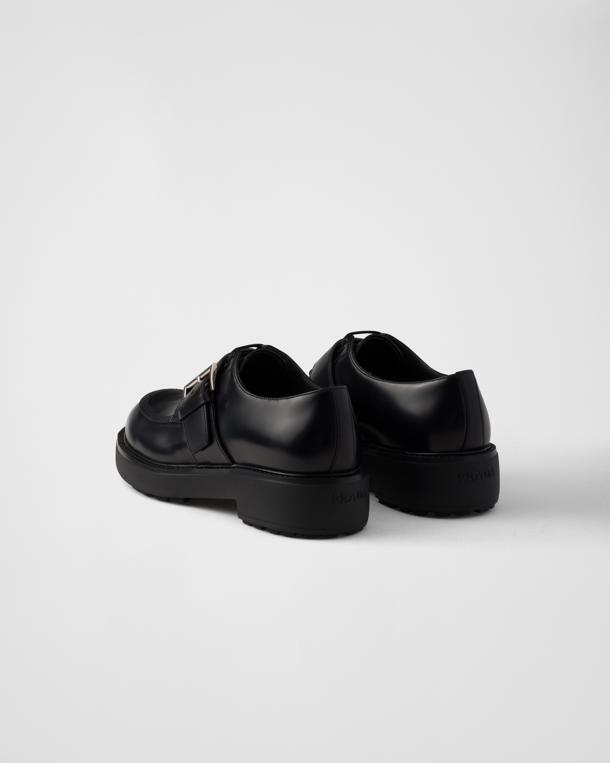ブラック バックル付 ブラッシュドレザー ダービーシューズ | PRADA