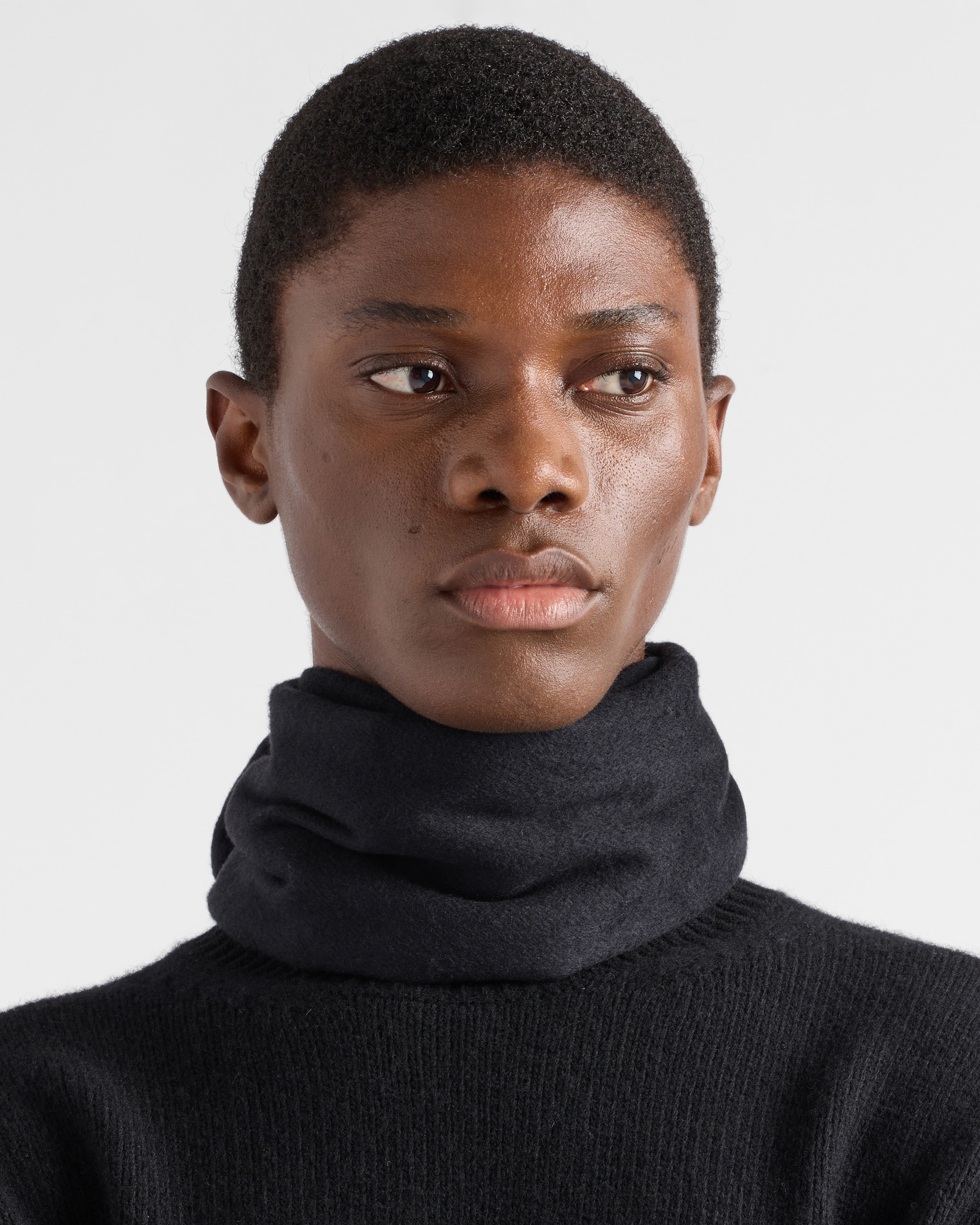 Prada Logo-plaque Fringed Cashmere Scarf In Schwarz