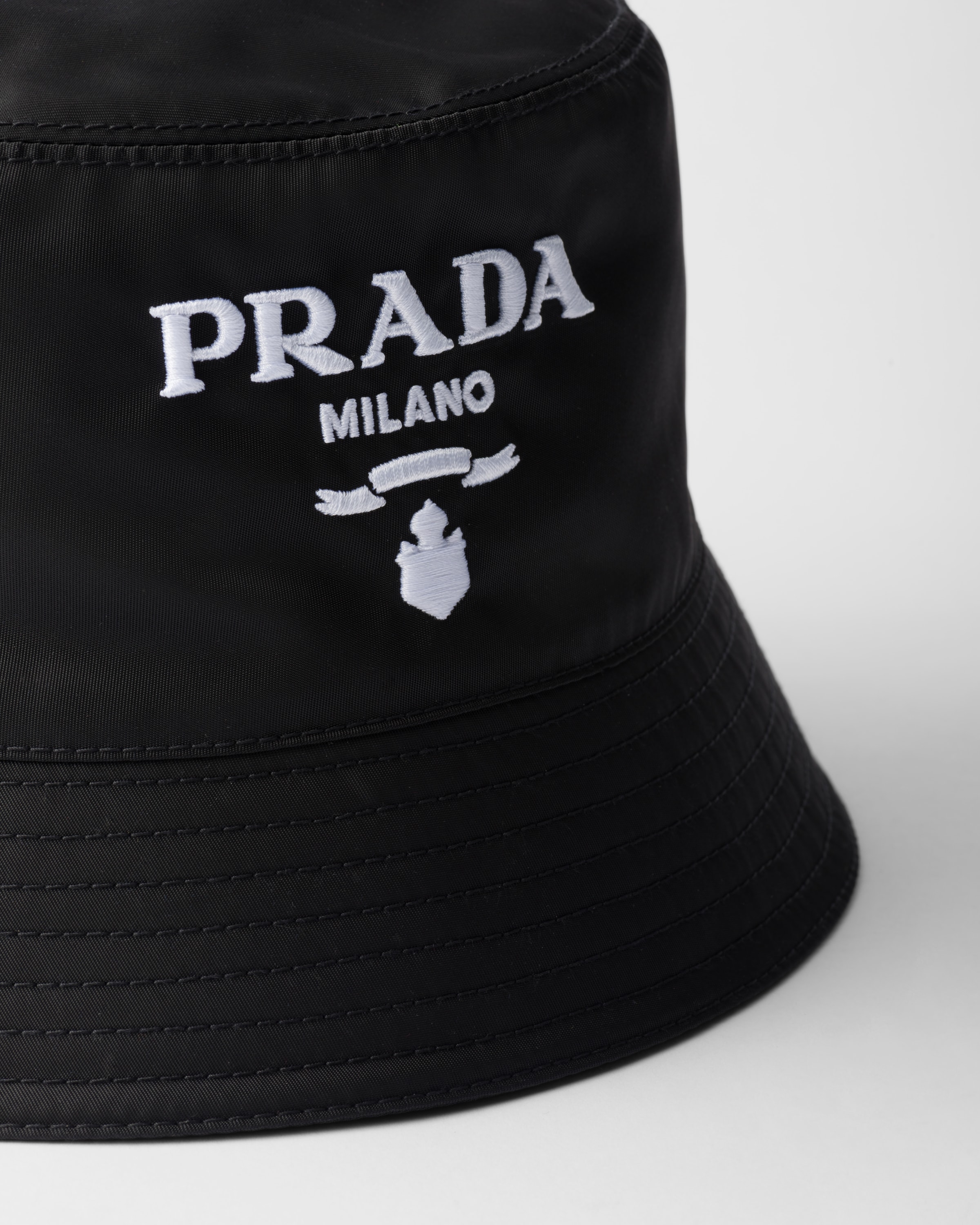 ブラック/ホワイト Re-nylon バケットハット | PRADA ブラック/ホワイト Re-nylon バケットハット | PRADA