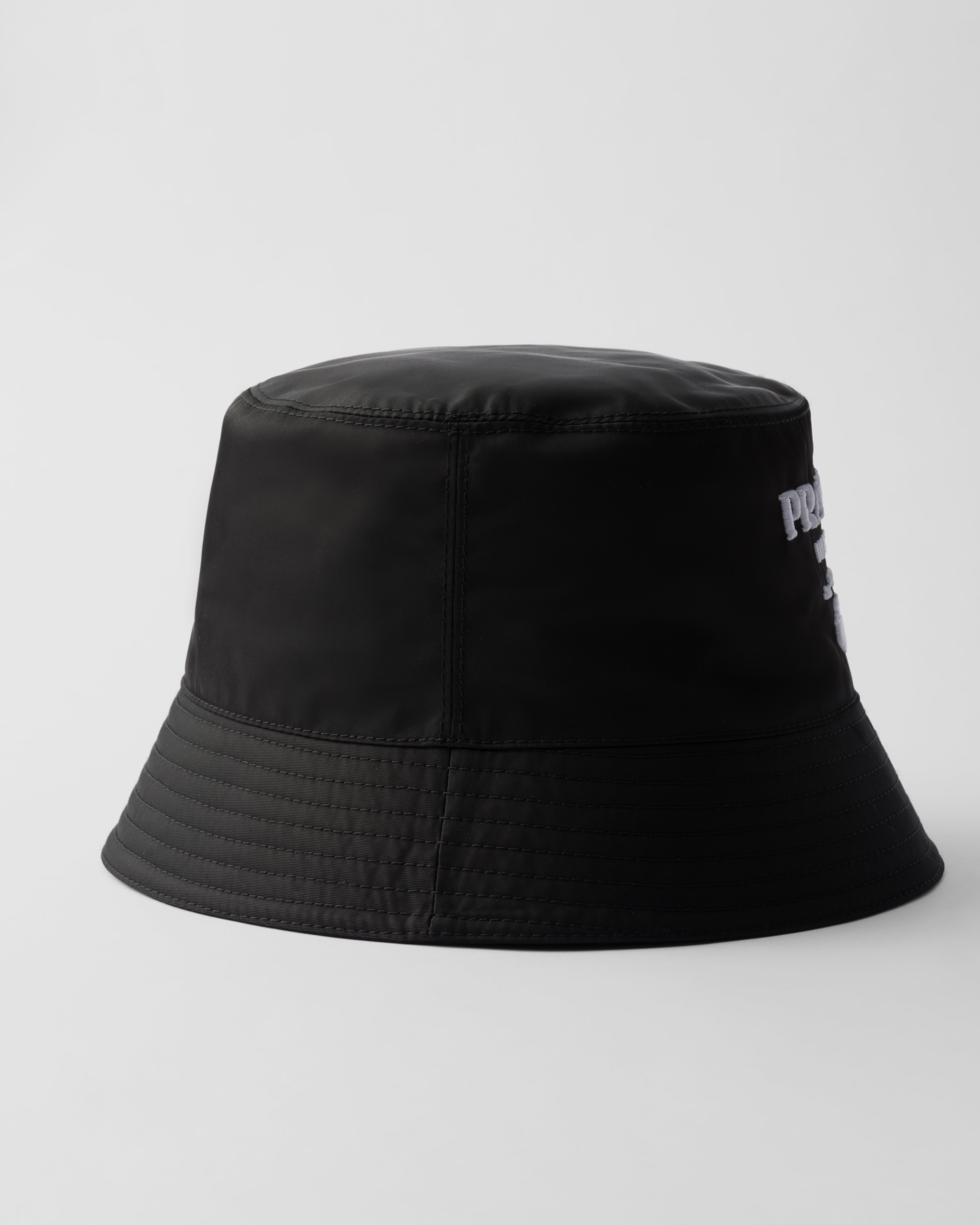 ブラック/ホワイト Re-nylon バケットハット | PRADA ブラック/ホワイト Re-nylon バケットハット | PRADA