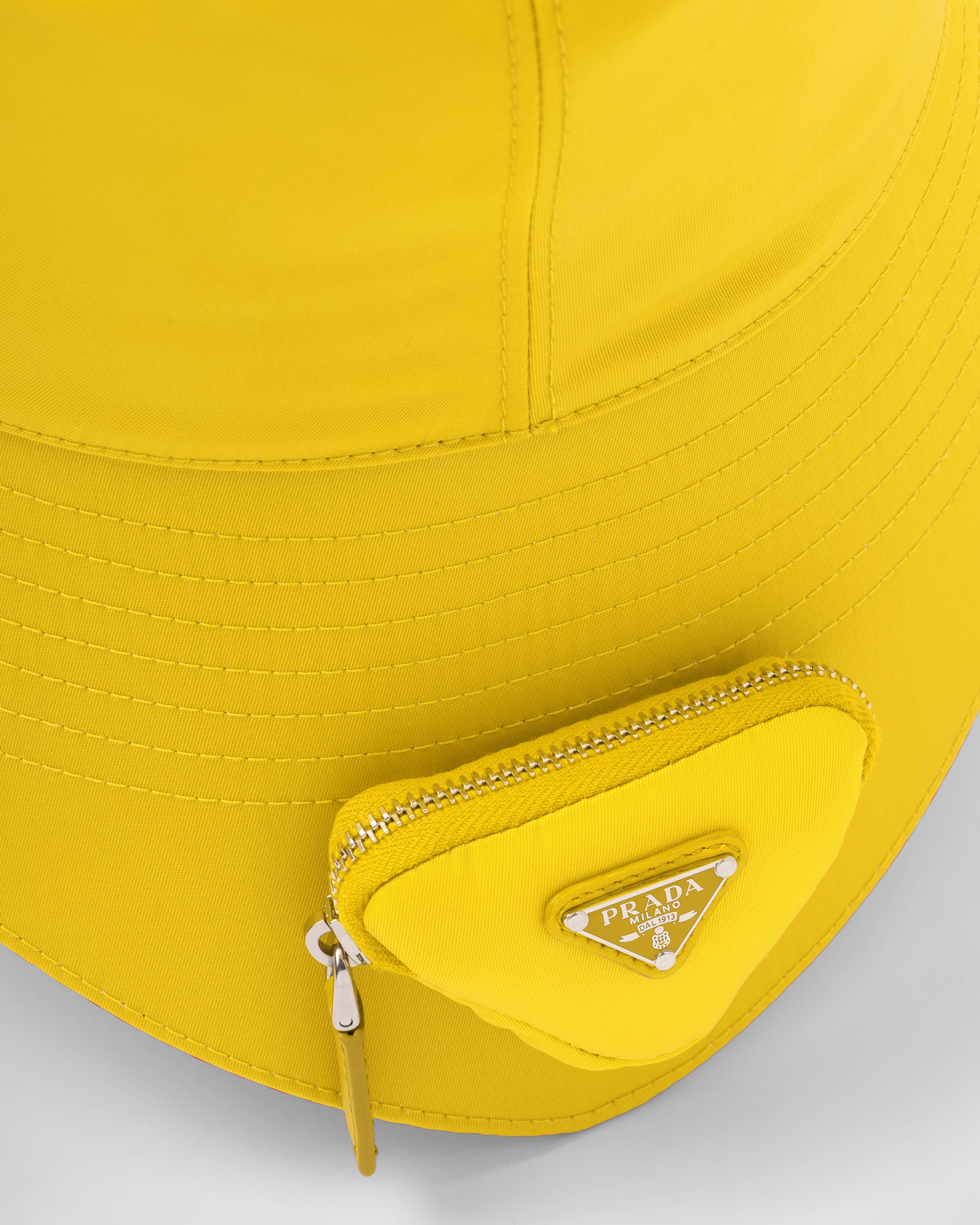 Cappello in Re-Nylon Giallo | Prada