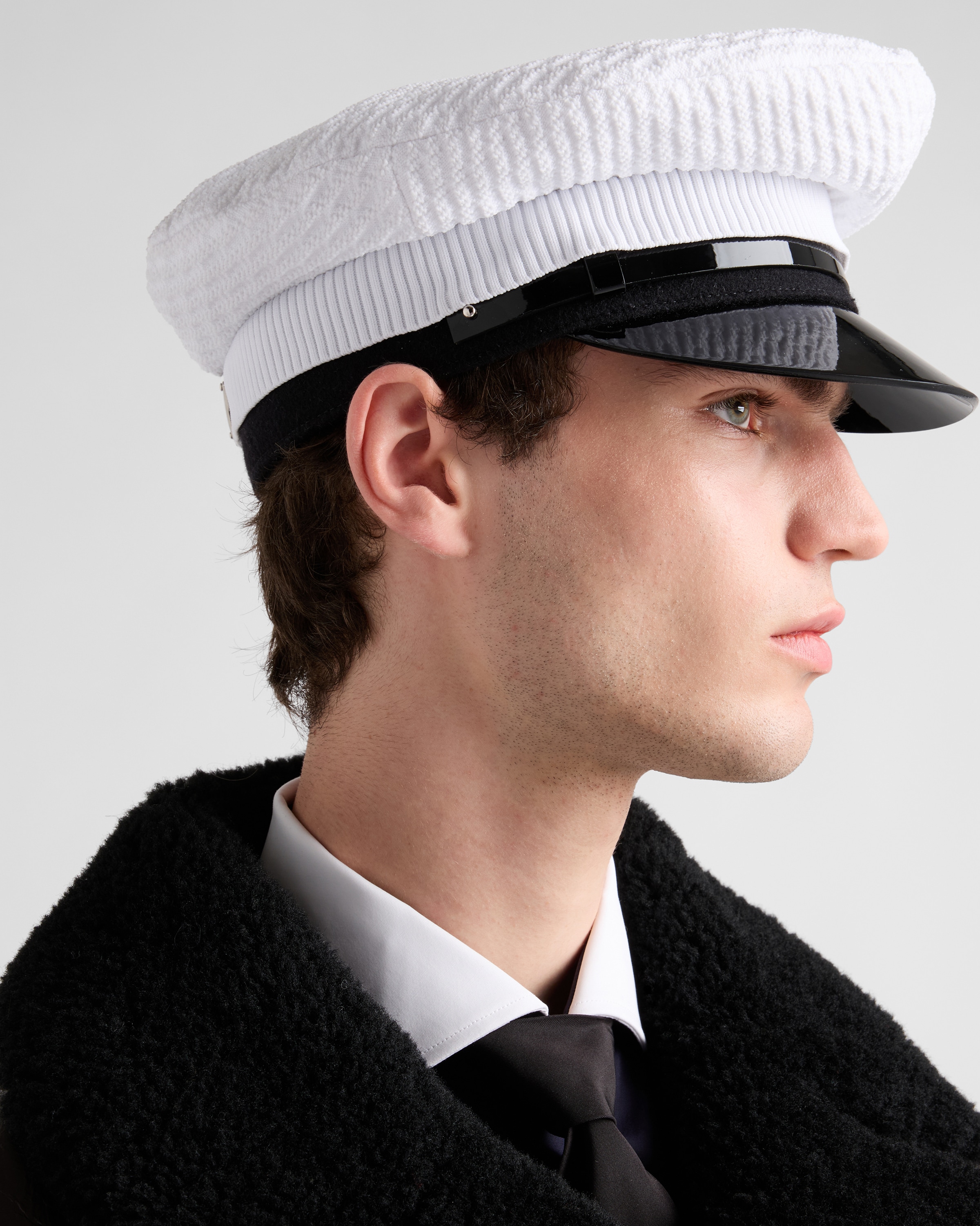 PRADA MÜTZE AUS STRICK UND LACKLEDER