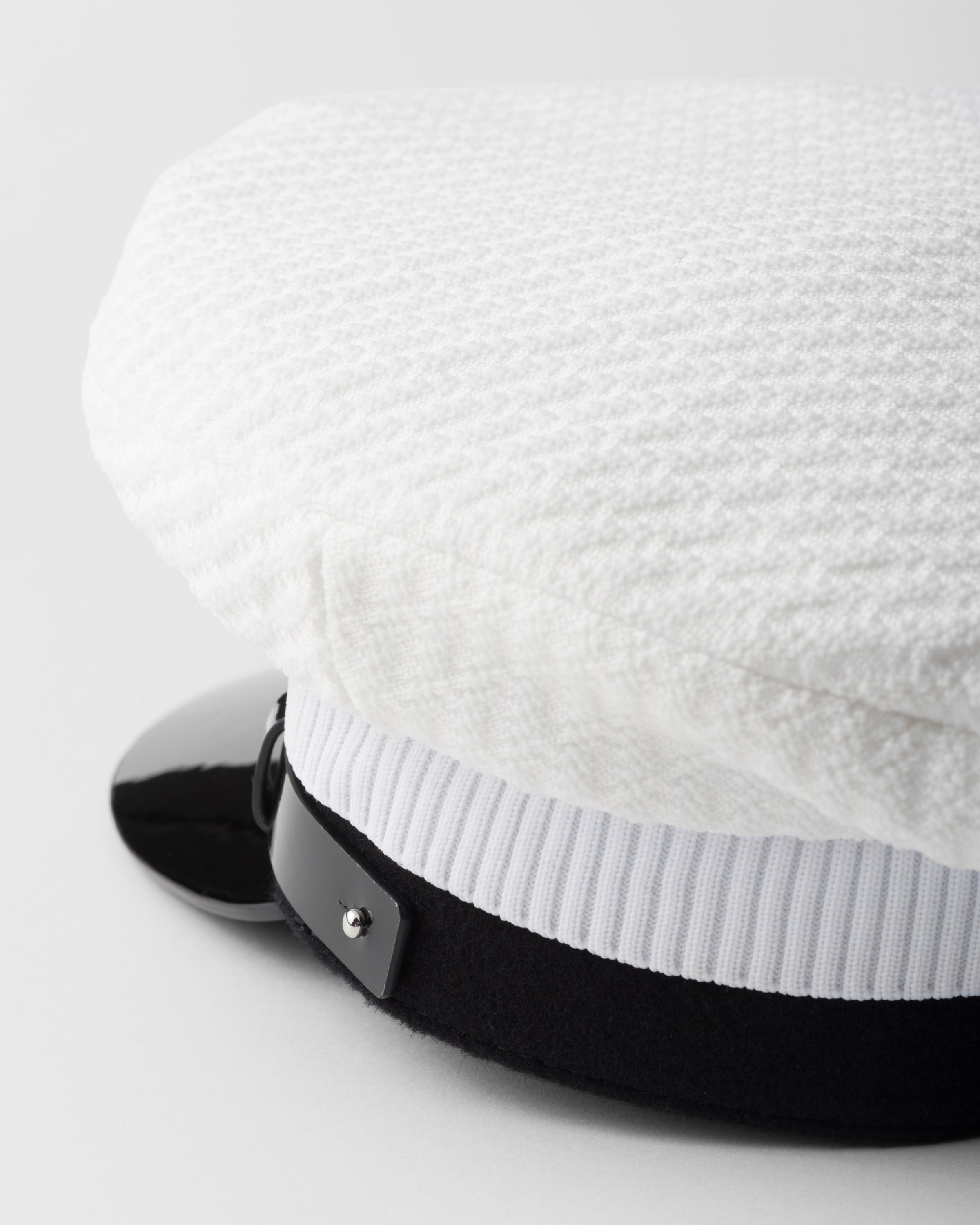 PRADA MÜTZE AUS STRICK UND LACKLEDER