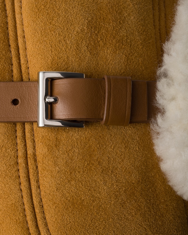 Gorro con orejeras de ante y piel vuelta Gorro con orejeras de ante y piel vuelta