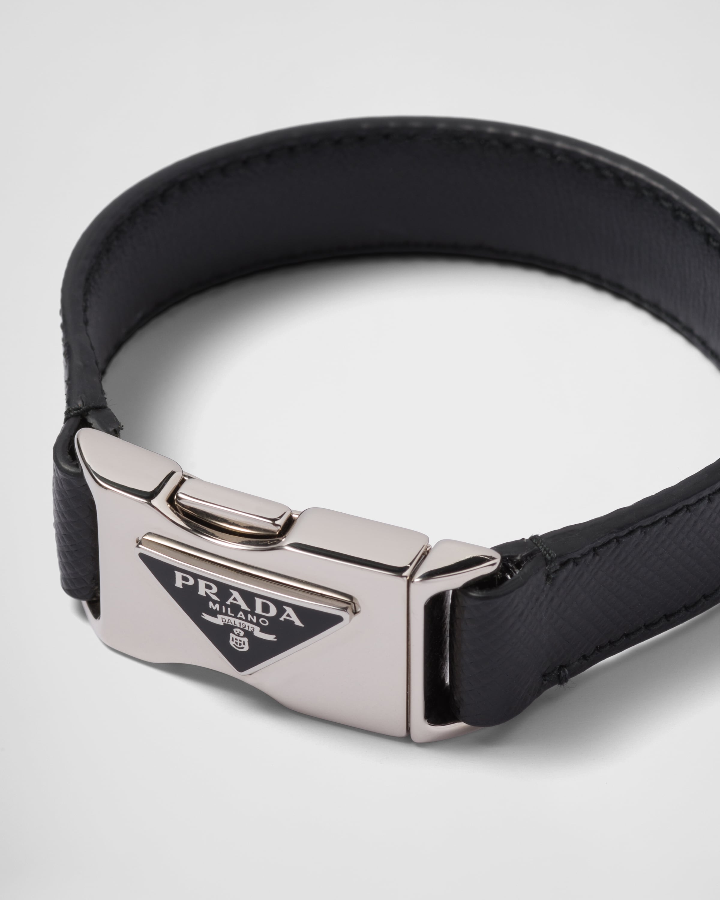 当社の ブラック サフィアーノレザー PRADA | ブレスレット アクセサリー