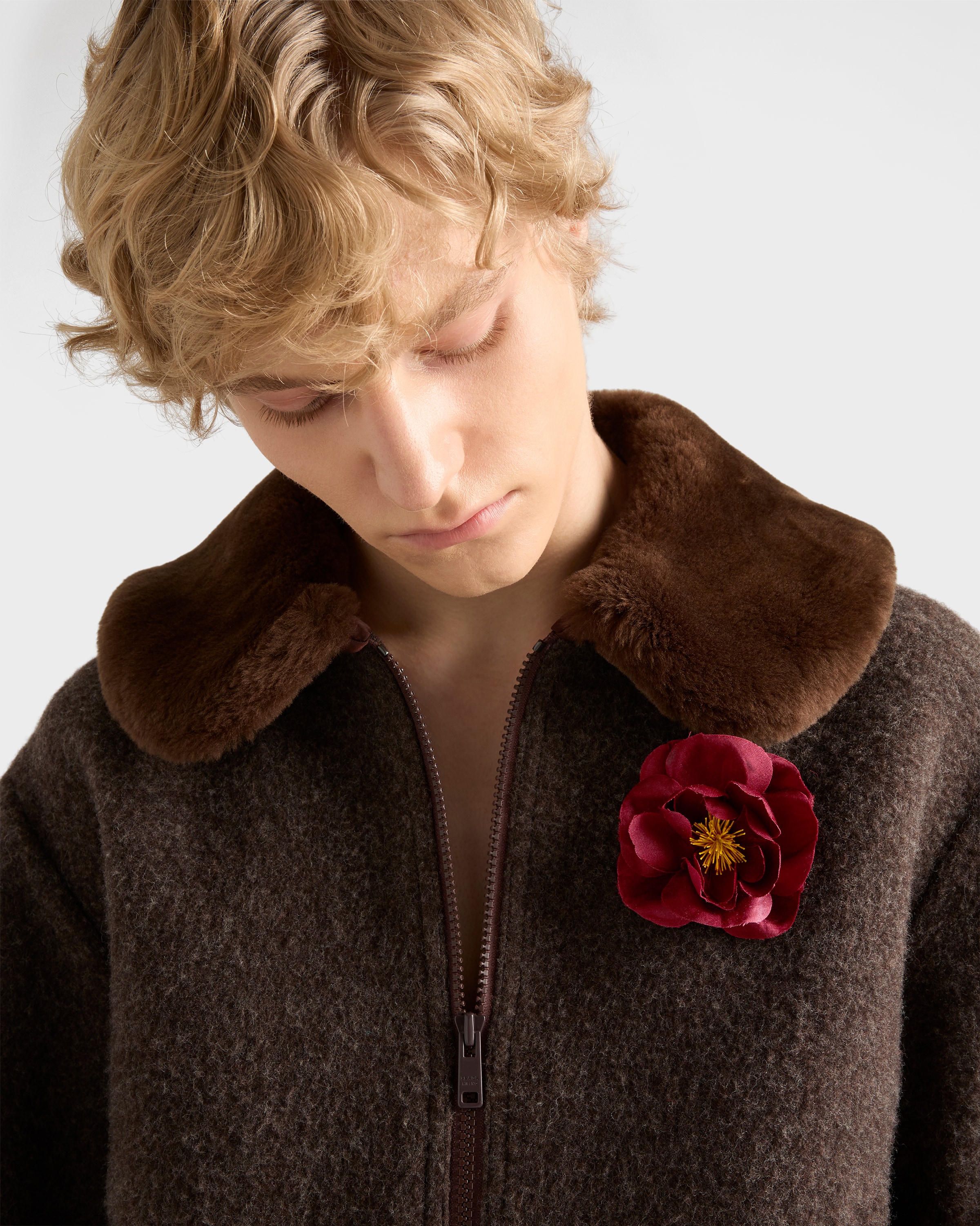 Prada Blumenbrosche Aus Metall Und Radzimir