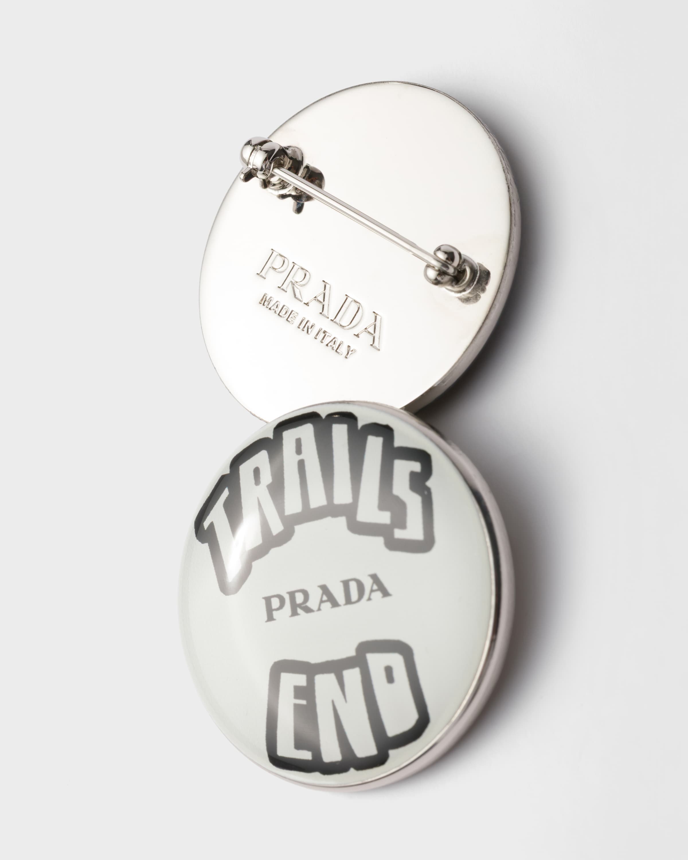 ホワイト/ブラック エナメルメタルのブローチ | PRADA - 日本
