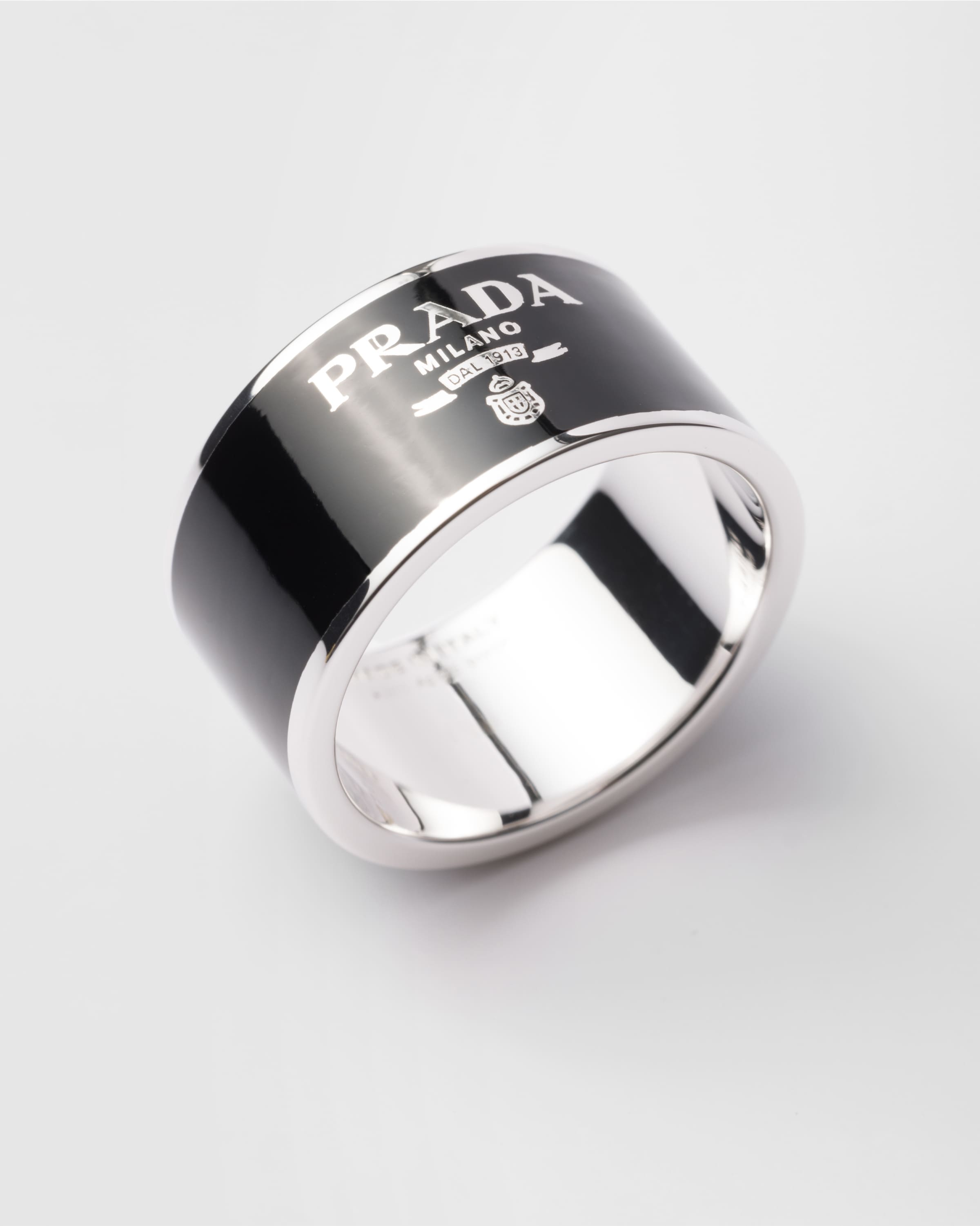 【希少】PRADA ロゴ入り エナメル加工 金属 リング 2色 ブラック エナメル シルバー リング | PRADA