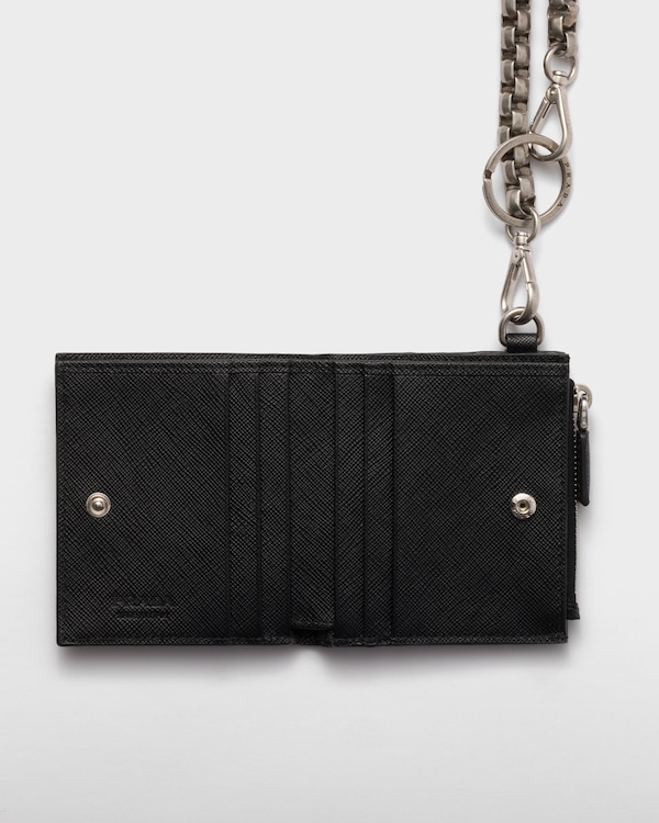 Petit portefeuille en cuir Saffiano avec chaîne - Noir Petit portefeuille en cuir Saffiano avec chaîne - Noir