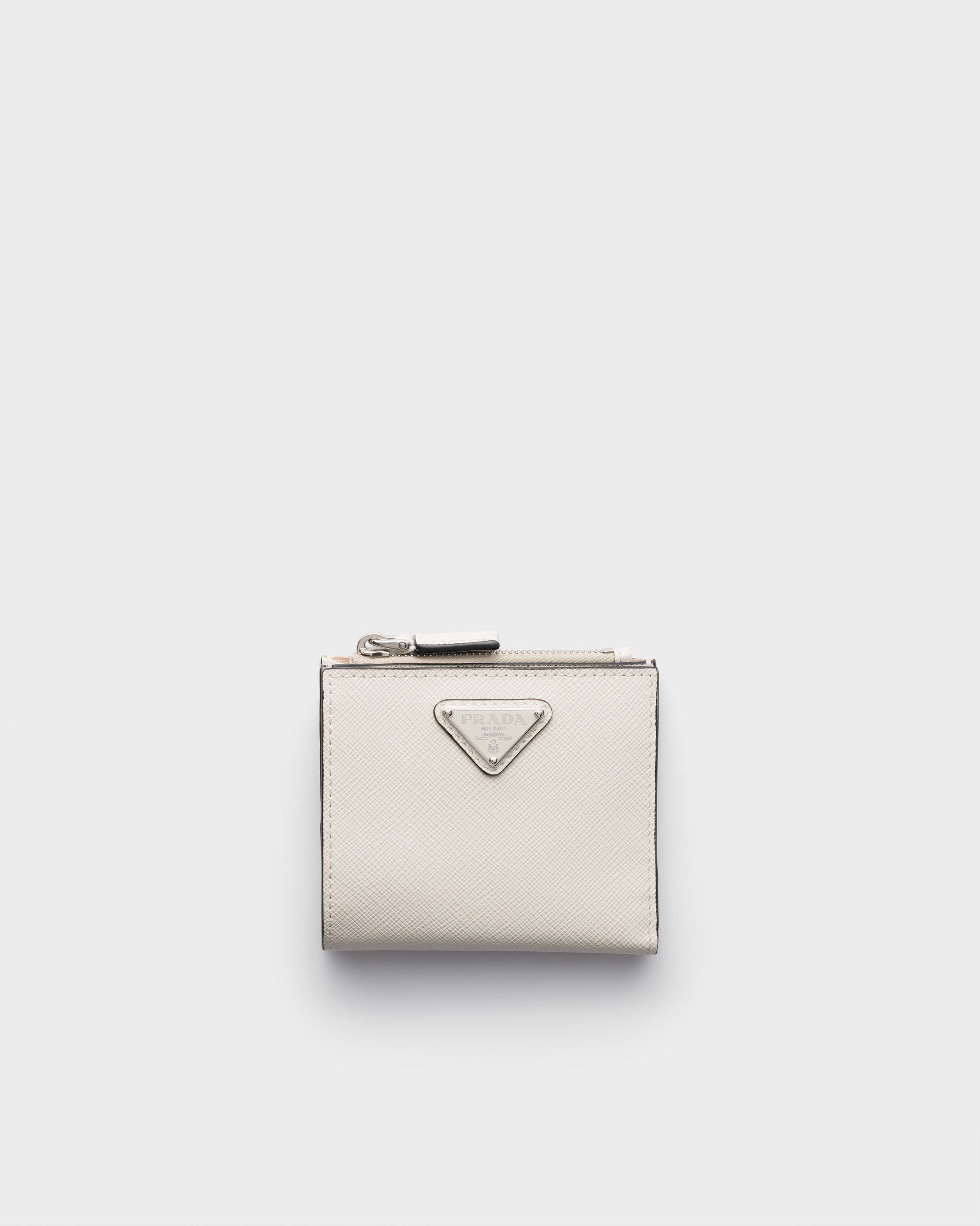 チョークホワイト サフィアーノトライアングル 財布 | PRADA - 日本