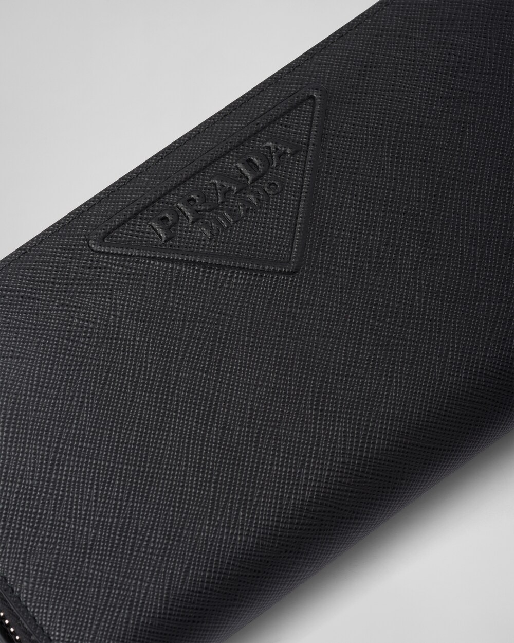 ブラック サフィアーノエンボスレザー ジップアラウンド長財布 | Prada