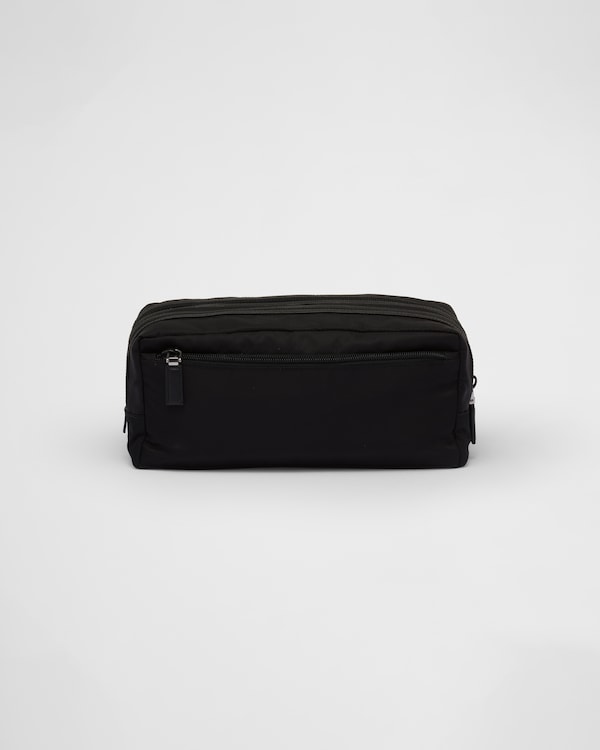 Reisebeutel aus Re-Nylon und Saffiano-Leder Reisebeutel aus Re-Nylon und Saffiano-Leder