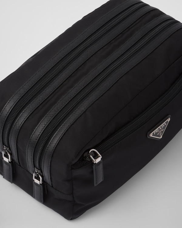 Reisebeutel aus Re-Nylon und Saffiano-Leder Reisebeutel aus Re-Nylon und Saffiano-Leder