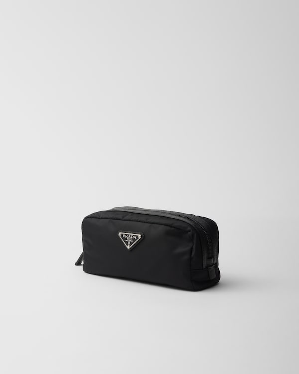 Nécessaire en Re-Nylon et Saffiano Nécessaire en Re-Nylon et Saffiano