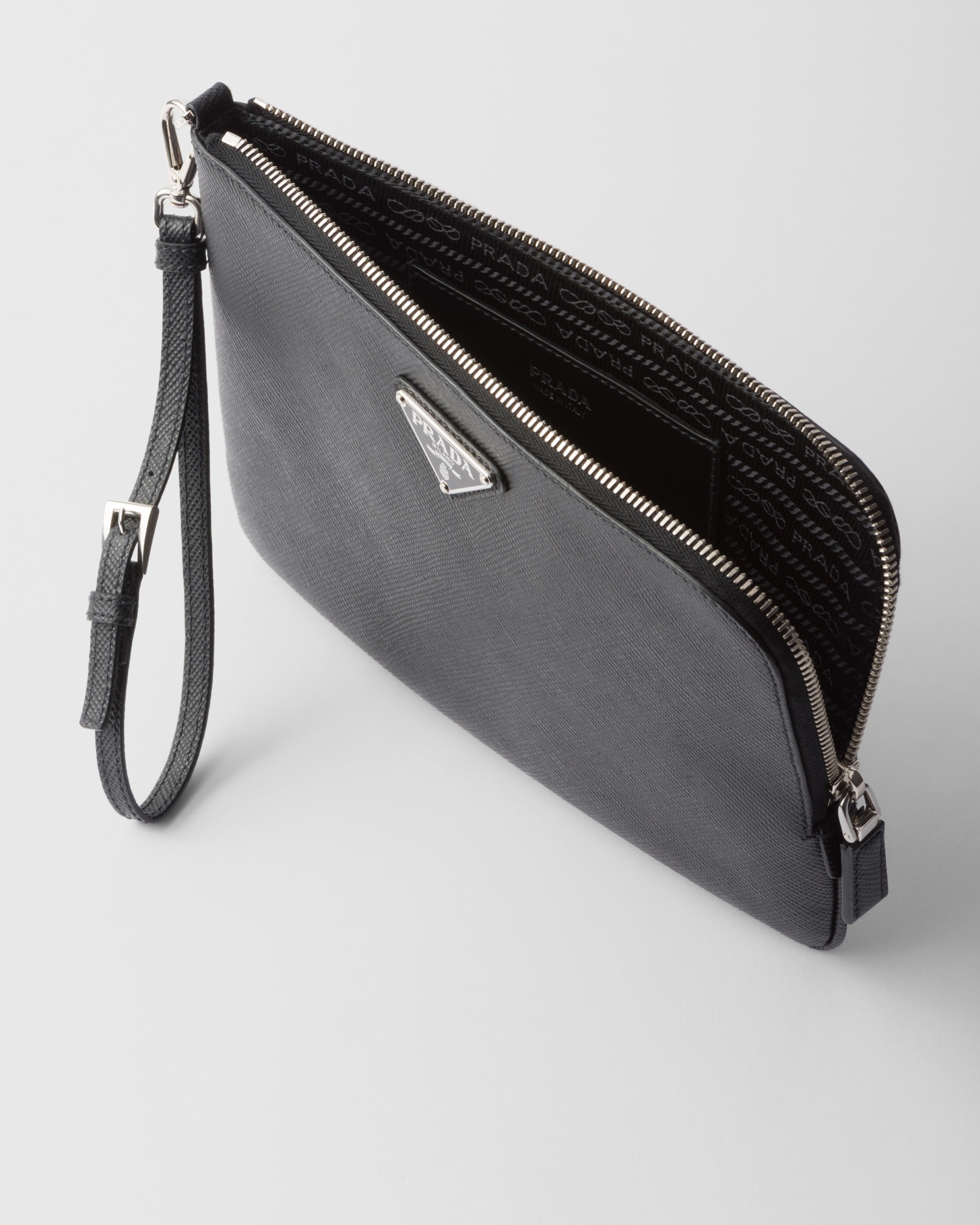 Shop Prada Kleine Pouch Aus Saffiano-leder In Black