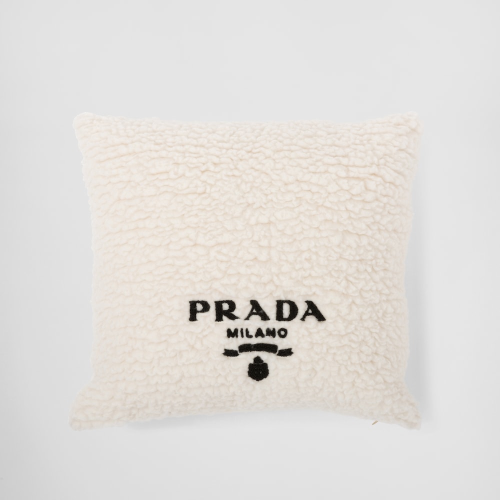 Prada 毛皮效果羊绒和羊毛抱枕 1