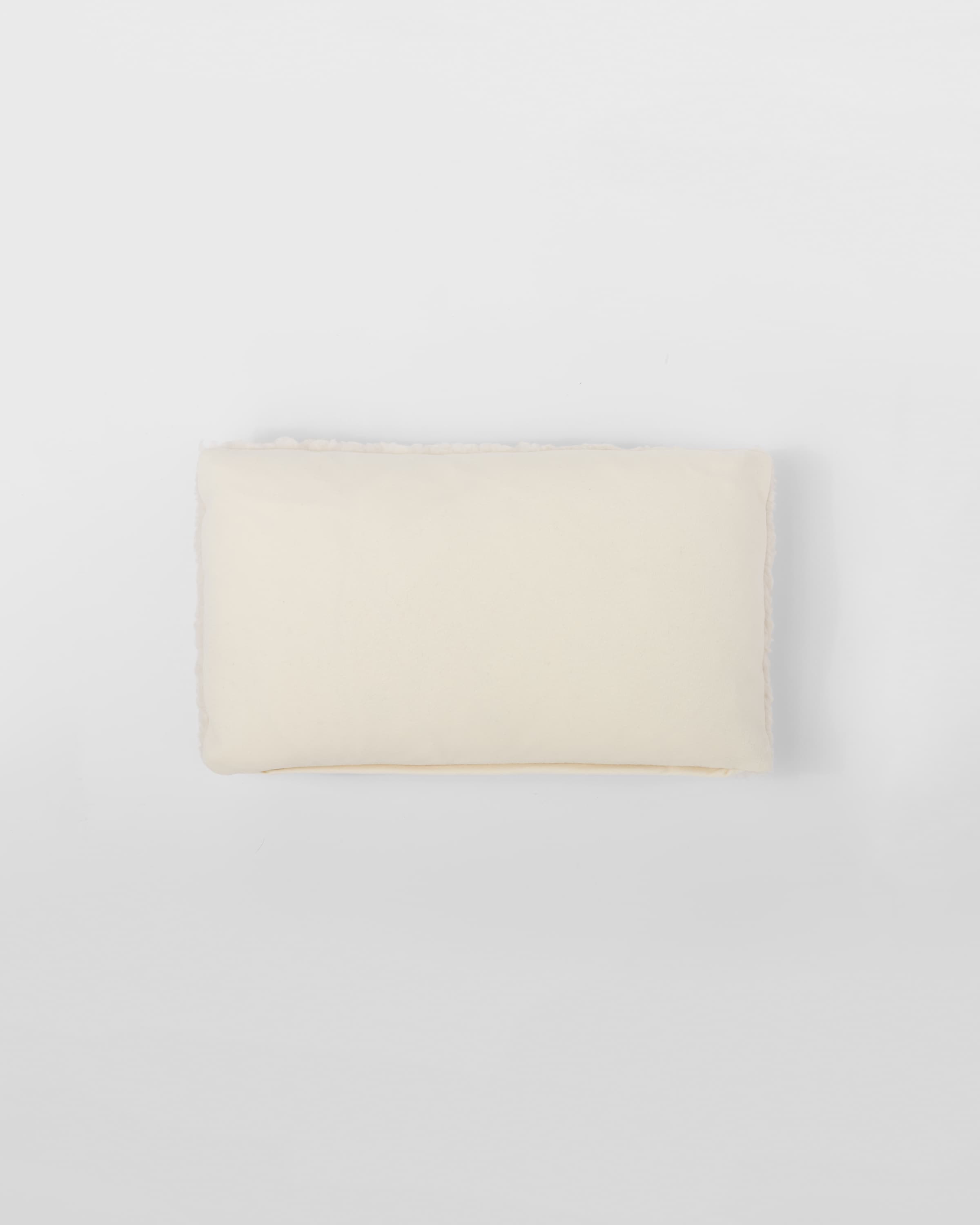 Prada 环保毛皮羊绒和羊毛抱枕 3