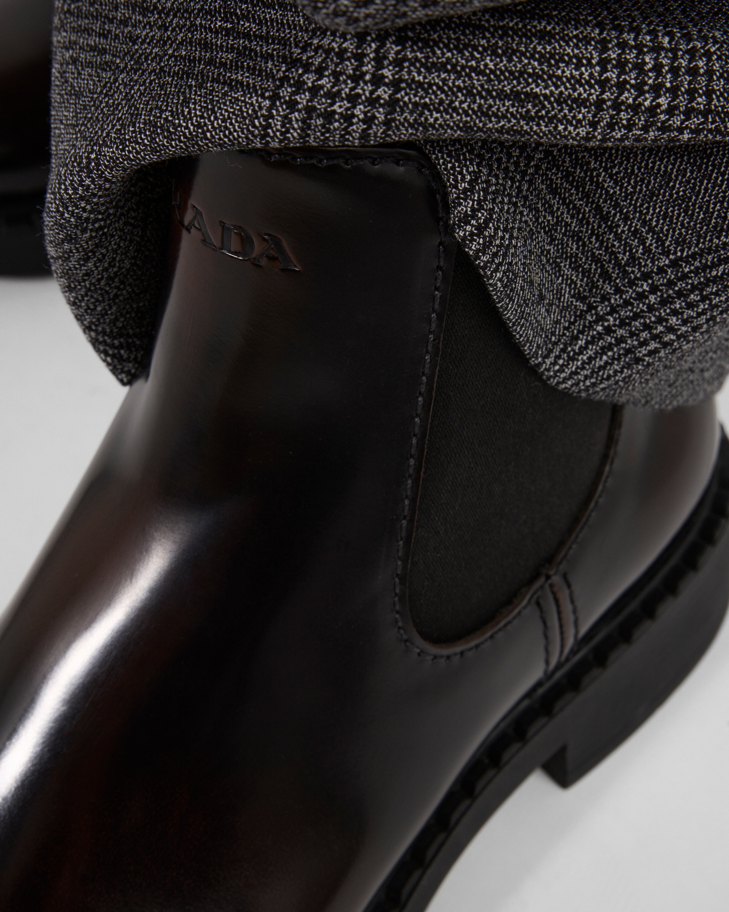PRADA CHELSEA-BOOTS AUS GEBÜRSTETEM LEDER 