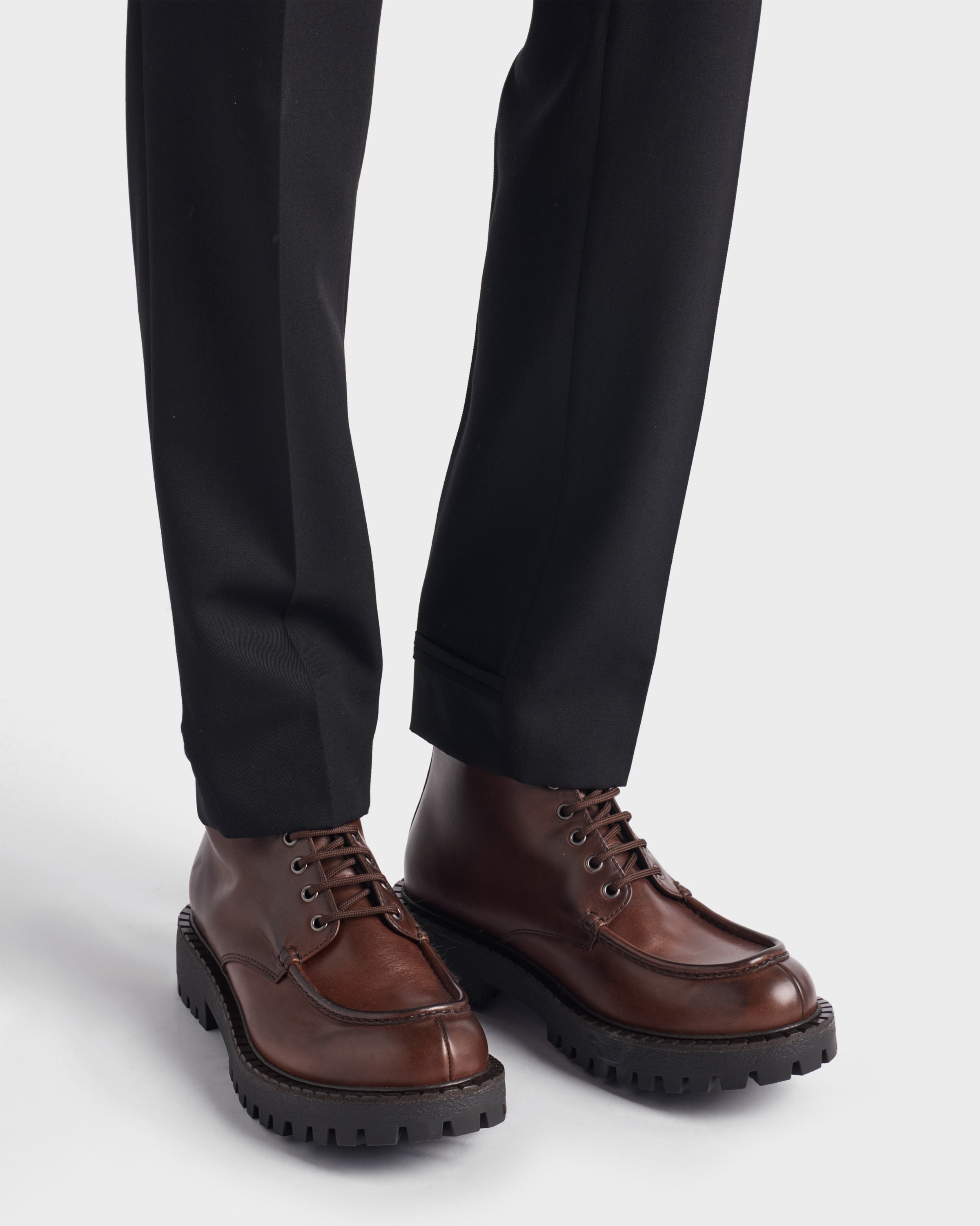 ダークブラウン レースアップレザー ブーティー | PRADA