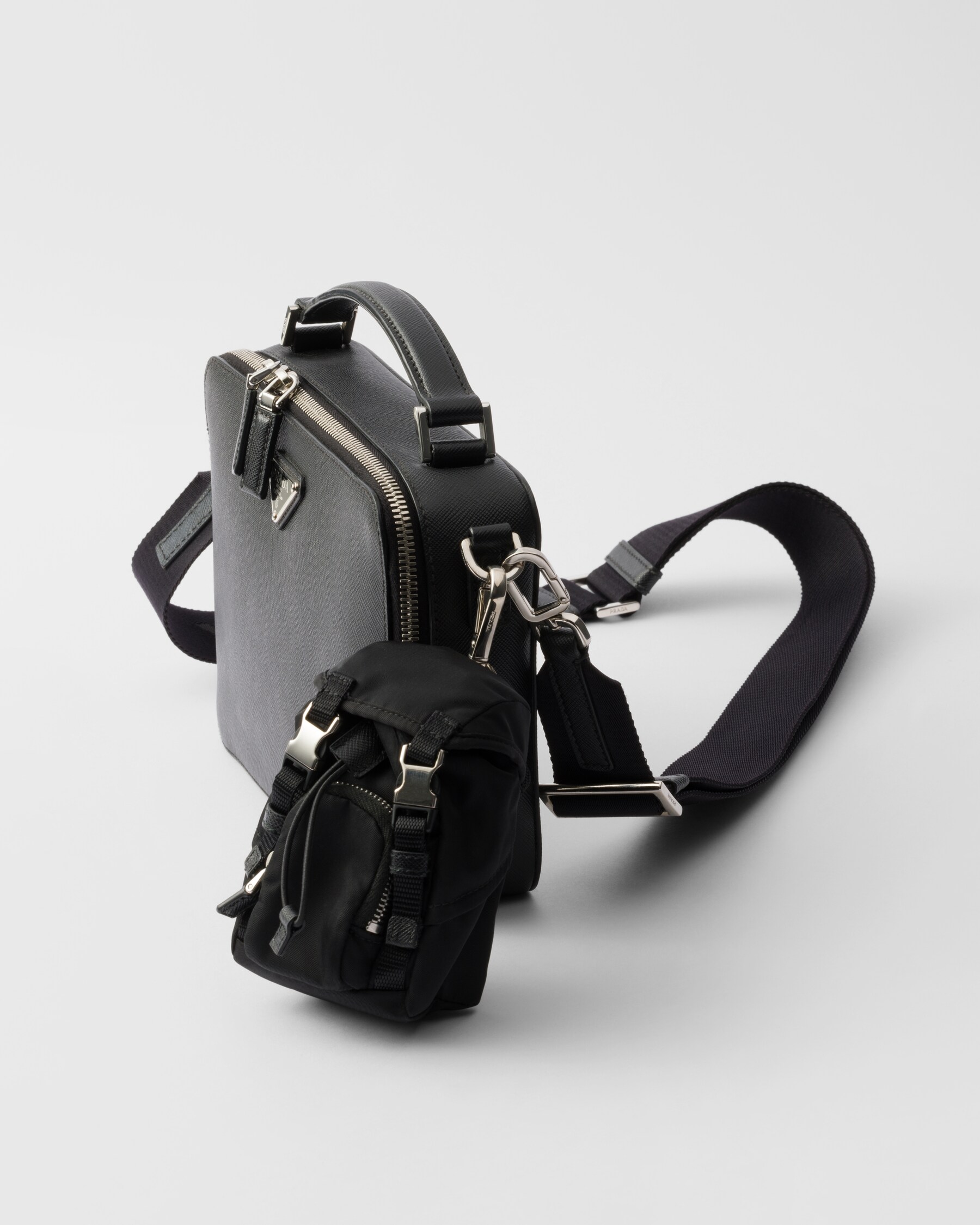 리나일론 미니 파우치 백 참 블랙 | PRADA