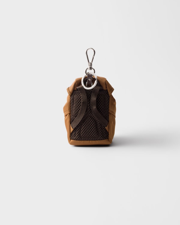 ミニアイコン Re-Nylon x レザー キーチェーン チャーム - ブランデー ミニアイコン Re-Nylon x レザー キーチェーン チャーム - ブランデー