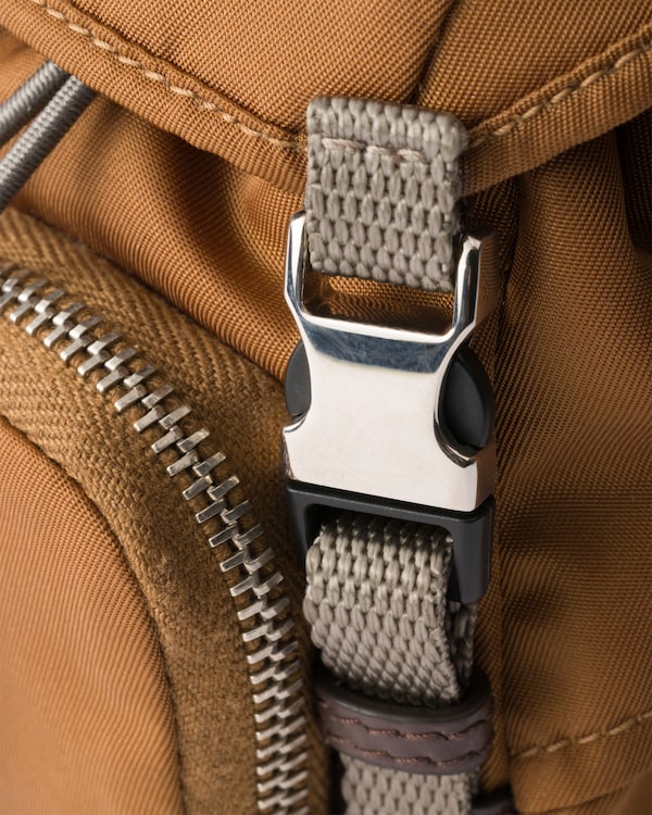 ミニアイコン Re-Nylon x レザー キーチェーン チャーム - ブランデー ミニアイコン Re-Nylon x レザー キーチェーン チャーム - ブランデー