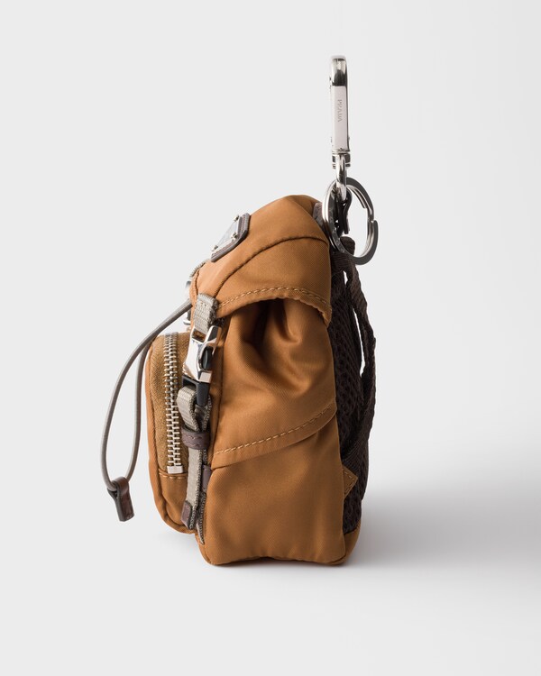 ミニアイコン Re-Nylon x レザー キーチェーン チャーム - ブランデー ミニアイコン Re-Nylon x レザー キーチェーン チャーム - ブランデー