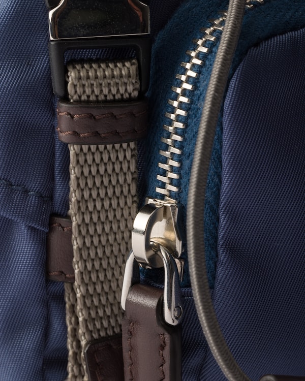 ミニアイコン Re-Nylon x レザー キーチェーン チャーム - ライトブルー ミニアイコン Re-Nylon x レザー キーチェーン チャーム - ライトブルー