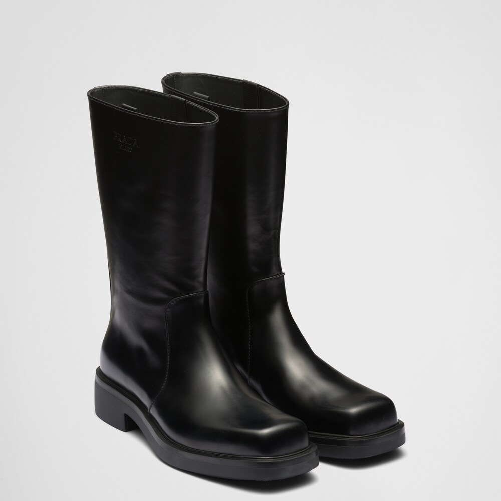 prada.com | Hohe Stiefel aus gebürstetem Leder