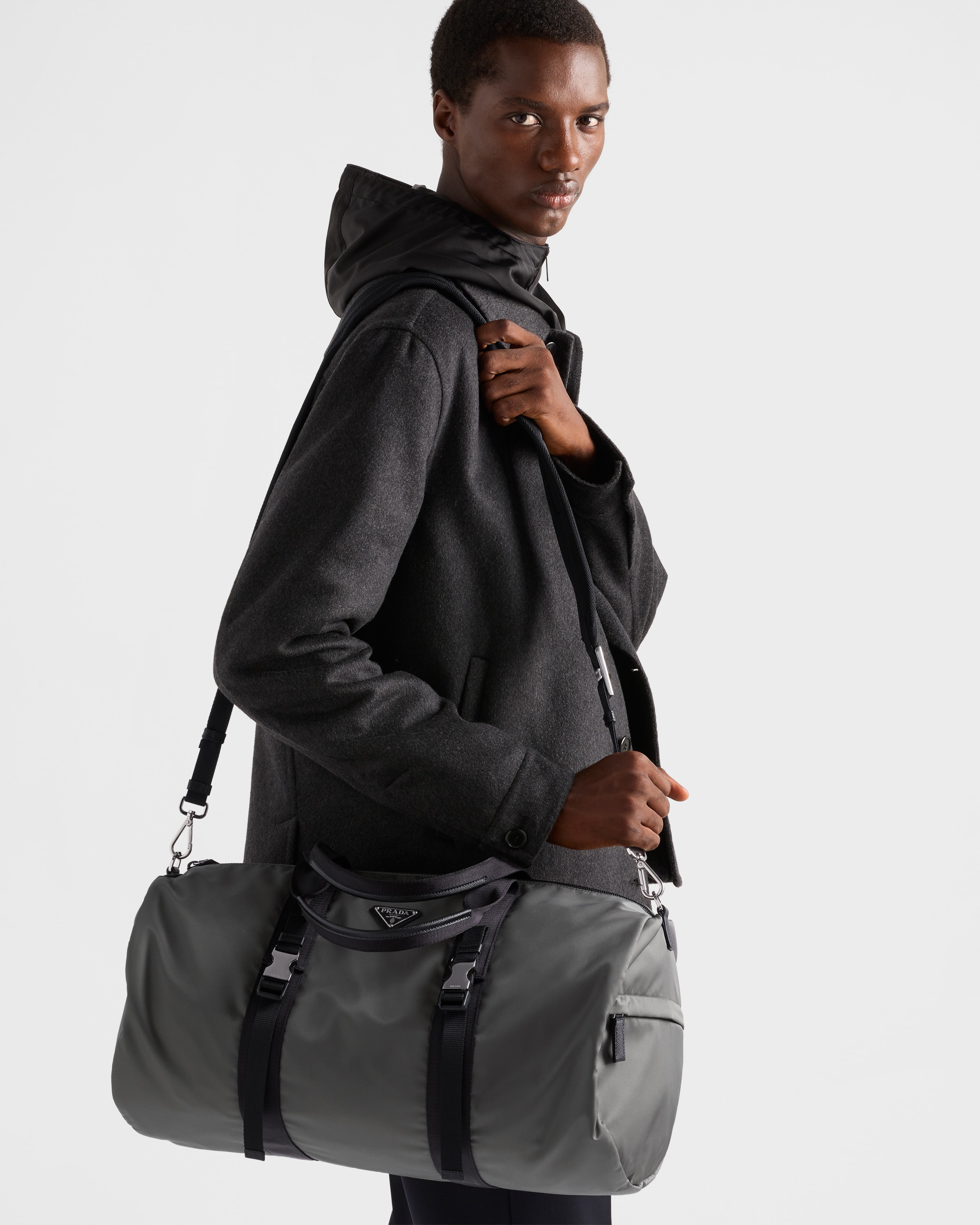 【23SS】新作Re-Nylon xサフィアーノ ダッフルバッグ ◆プラダ◆ ブラック Re-Nylon xサフィアーノレザー ダッフルバッグ | PRADA