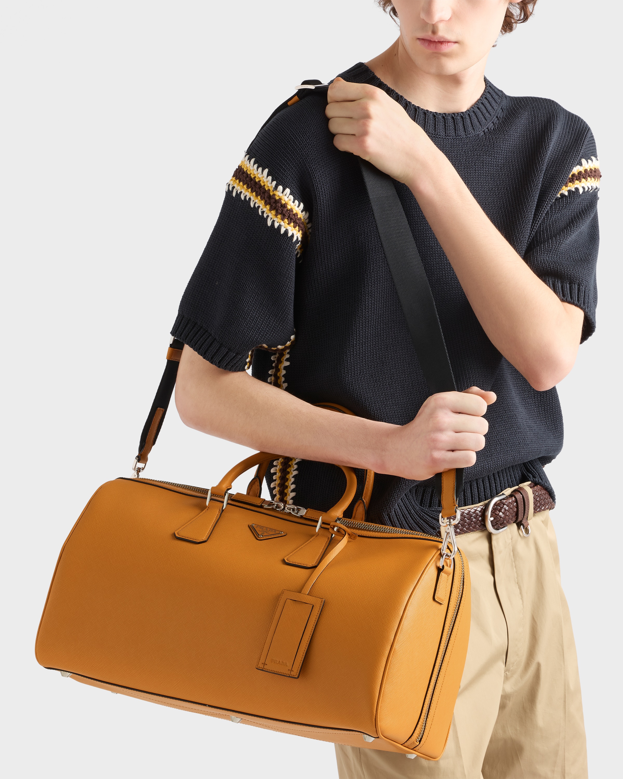 アンバー サフィアーノレザー トラベルバッグ | PRADA - 日本