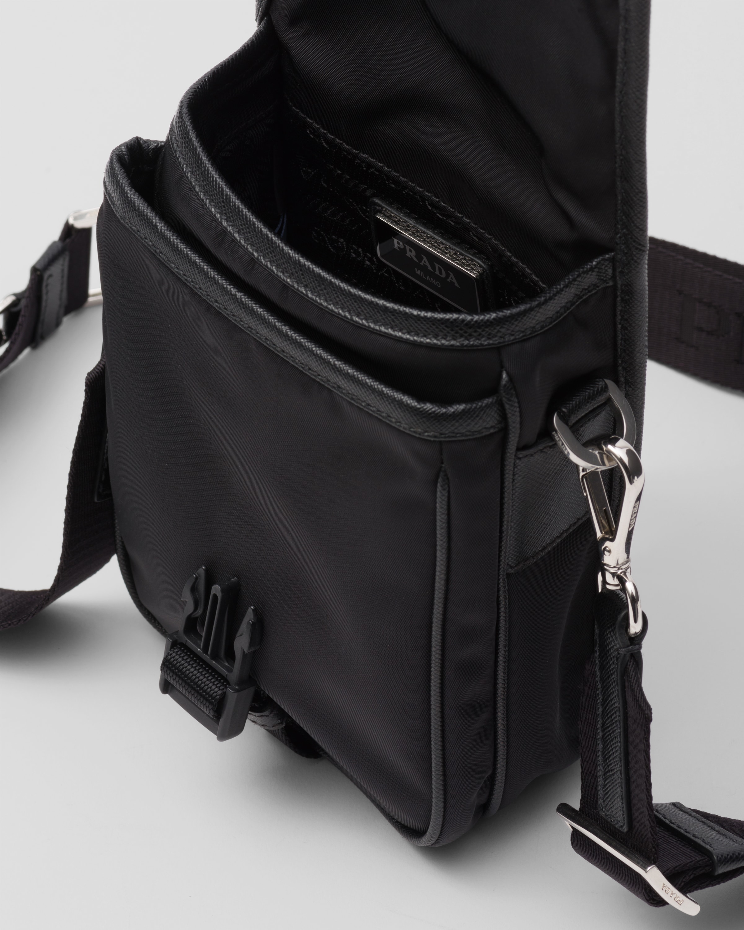 ブラック Re-nylon Xサフィアーノレザー ショルダーバッグ | PRADA