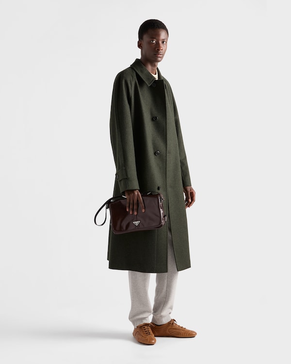 Borsa a tracolla in pelle con pattina Borsa a tracolla in pelle con pattina