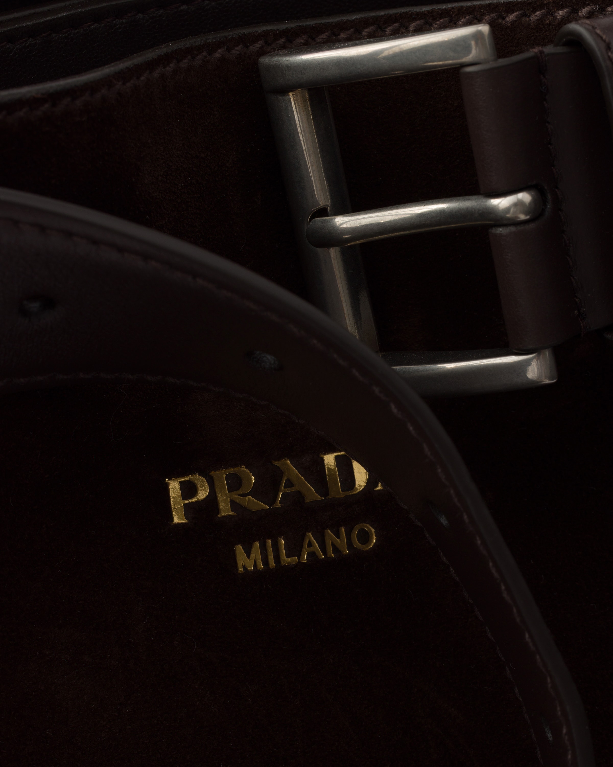 ダークブラウン ベルト付 プラダ バックル スエード バッグ | PRADA - 日本