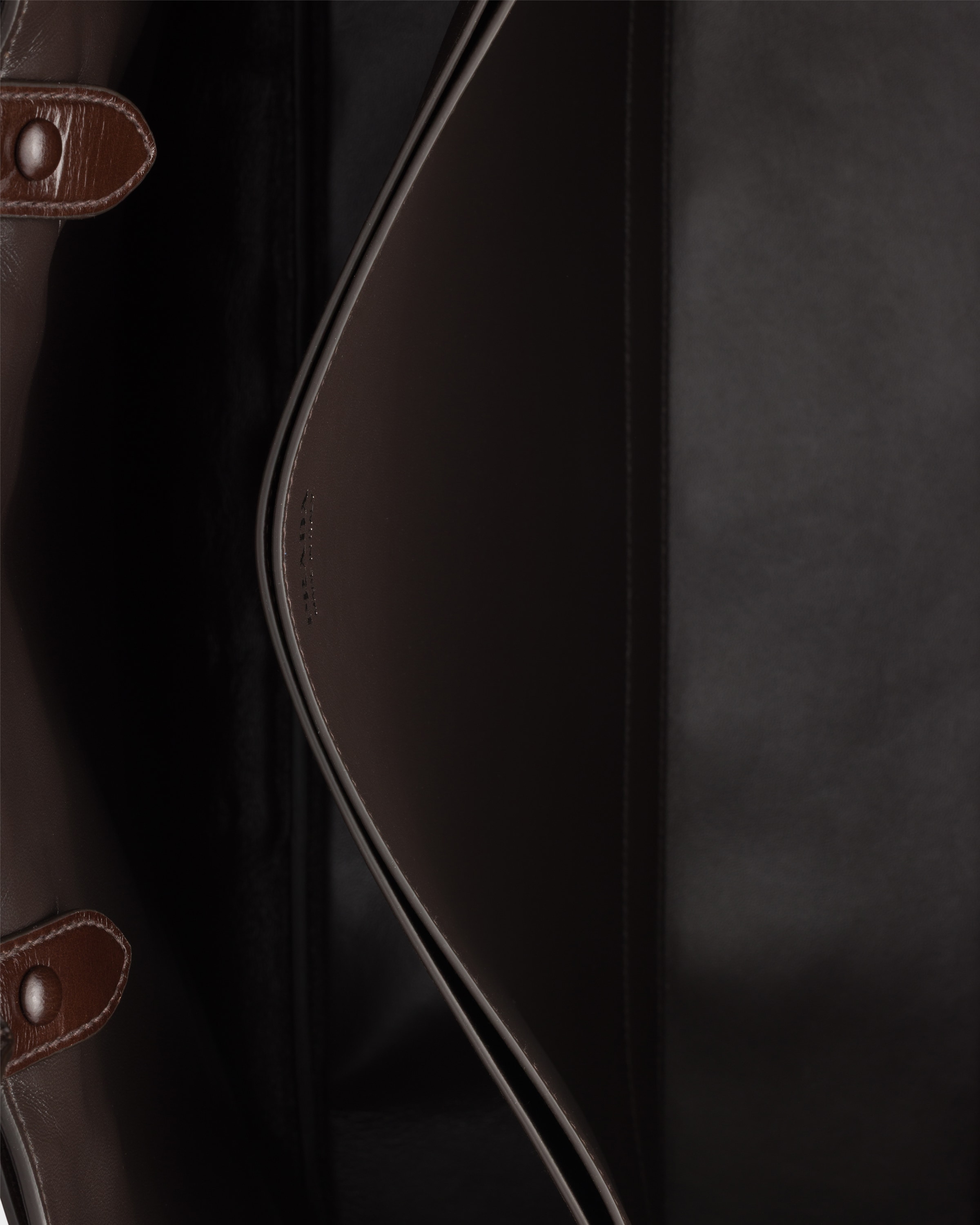 Prada Buckle Tasche Aus Antikisiertem Leder Mit Gürtel