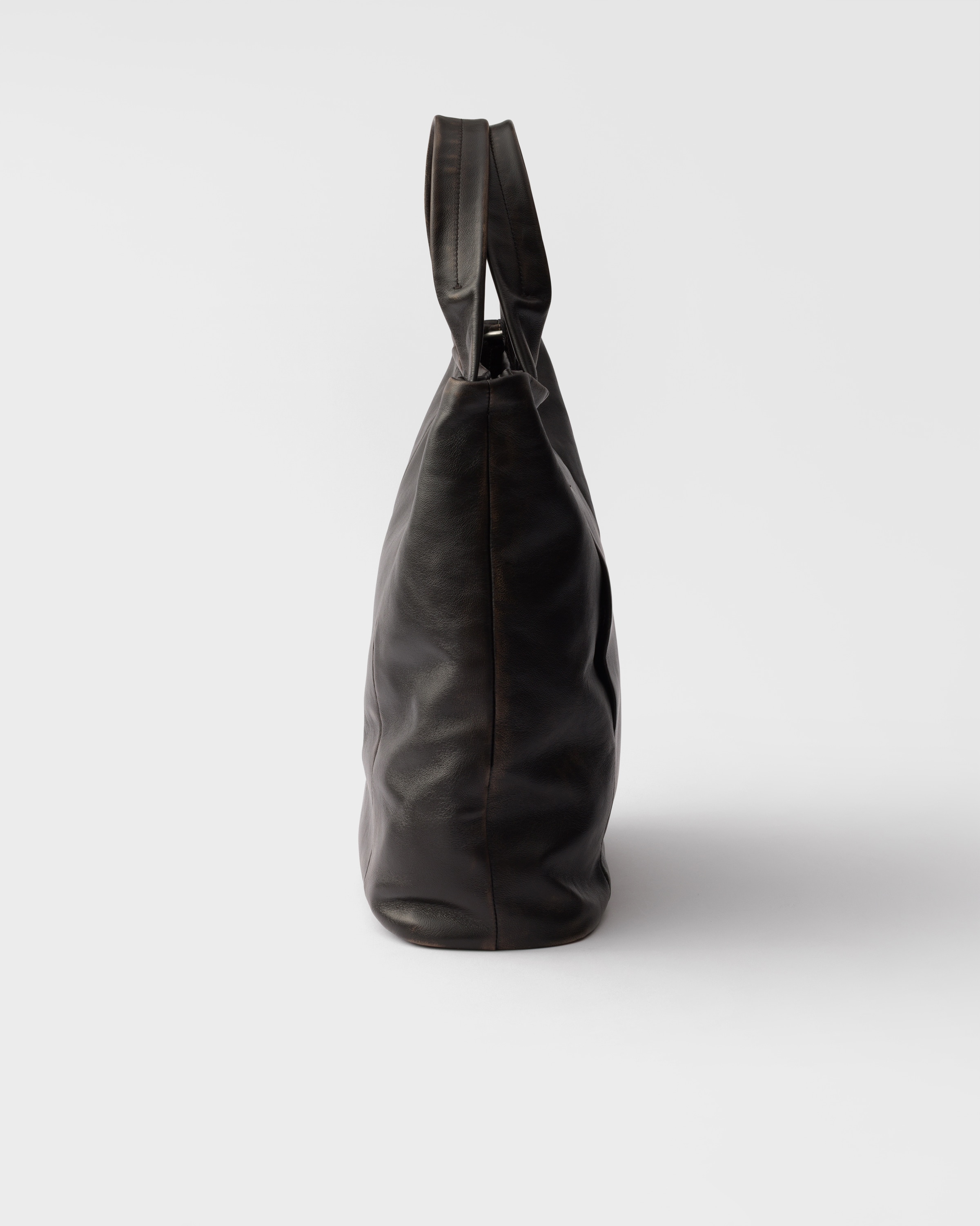 ダークブラウン ディストレスト ナッパレザー トートバッグ | PRADA - 日本
