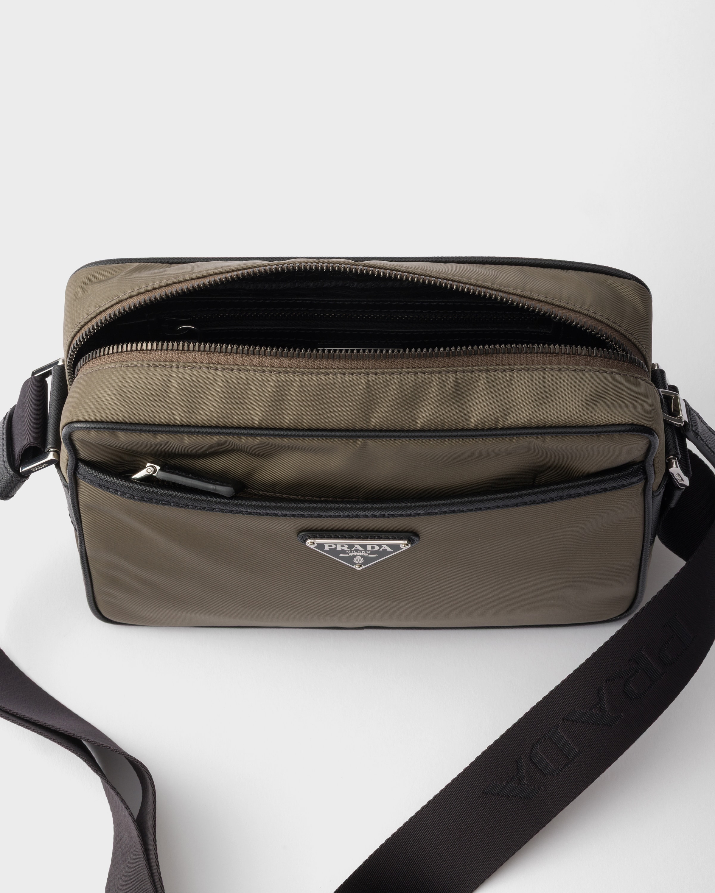 スモーキーグレー Re-nylon Xサフィアーノレザー ショルダーバッグ