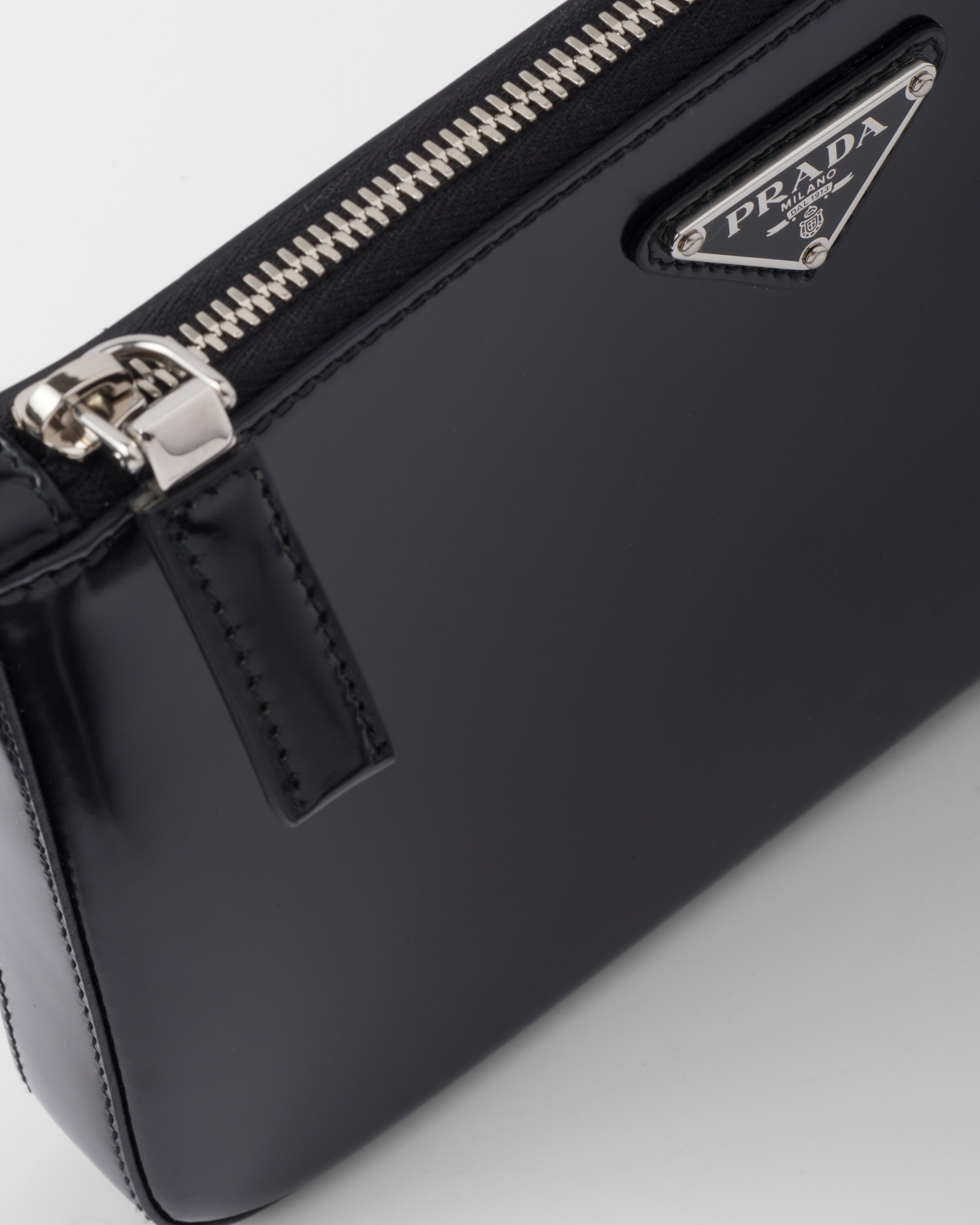 Prada حقيبة كتف من الجلد المصقول 7